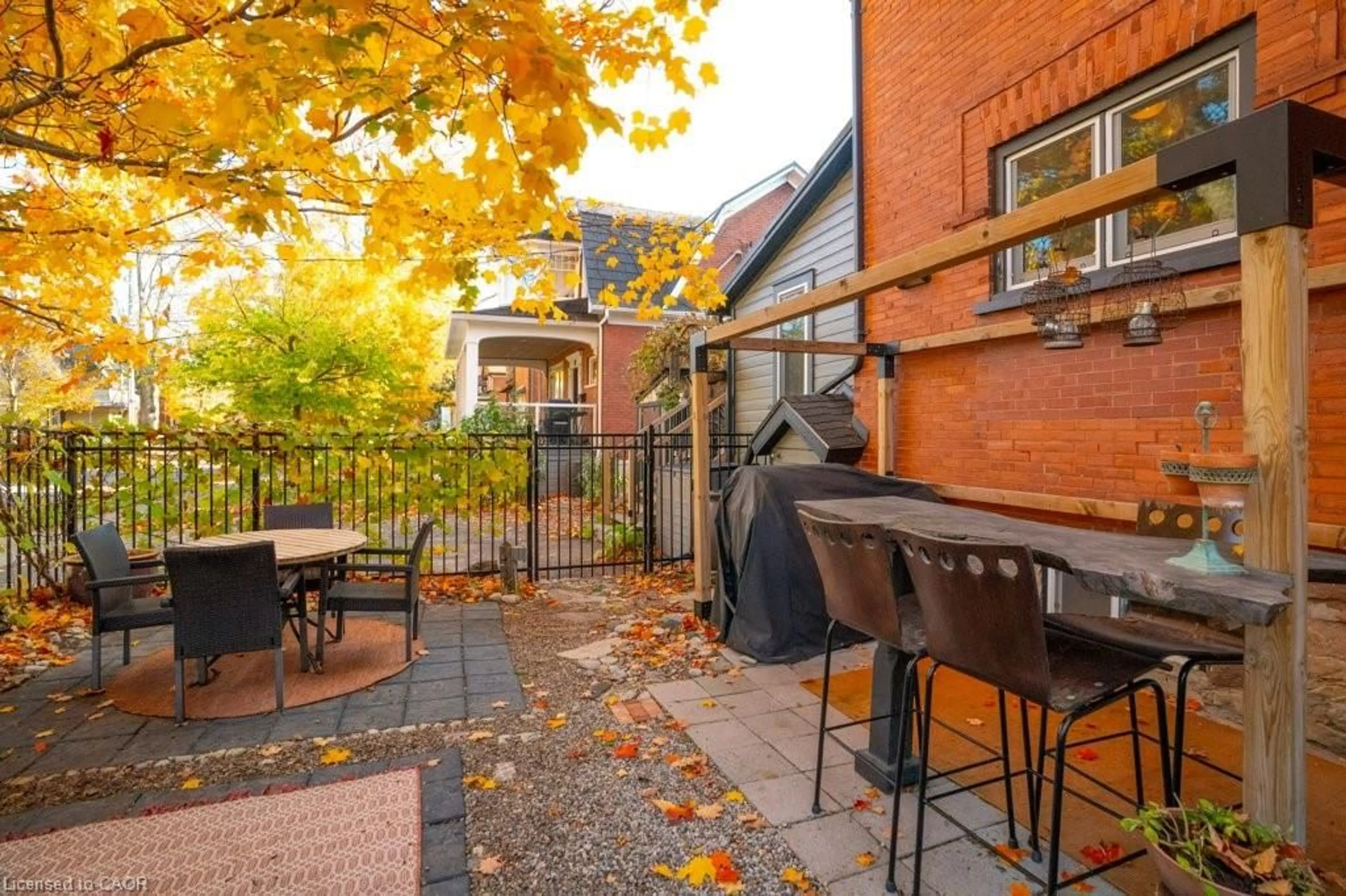 Patio, street for 218 Herbert St, Waterloo Ontario N2J 1T9