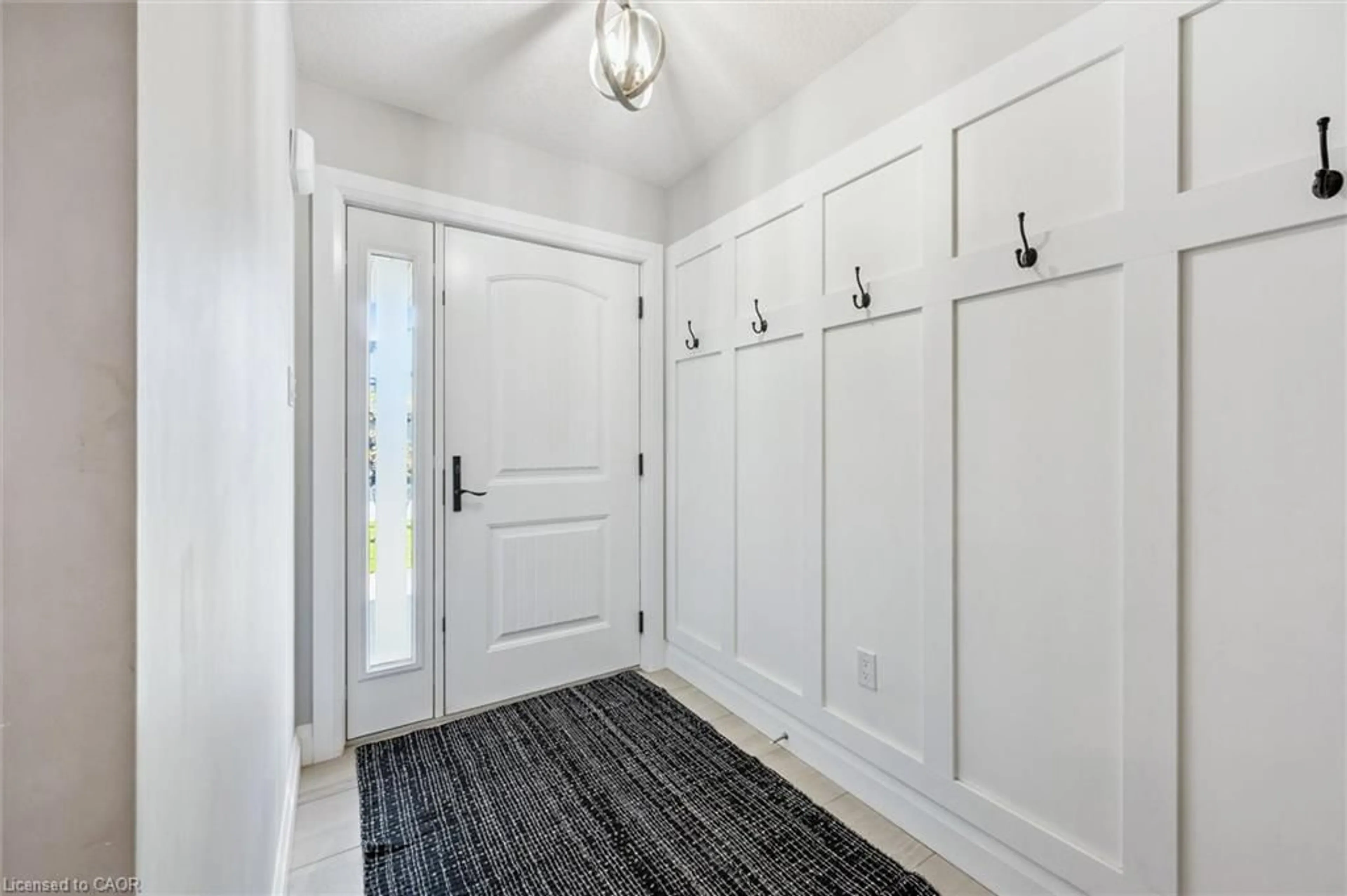 Indoor entryway for 44 Halls Dr, Elora Ontario N0B 1S0