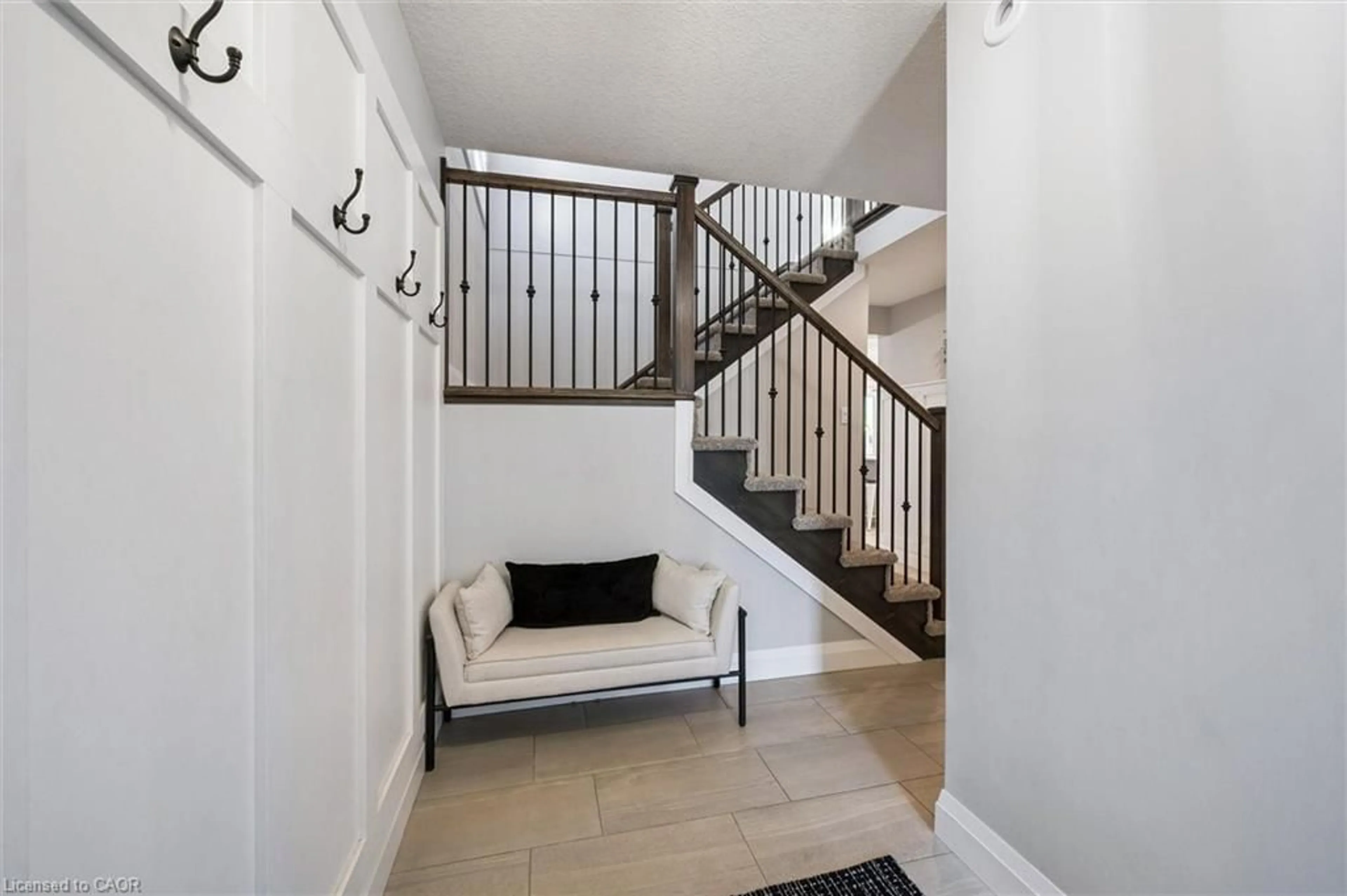 Indoor entryway for 44 Halls Dr, Elora Ontario N0B 1S0