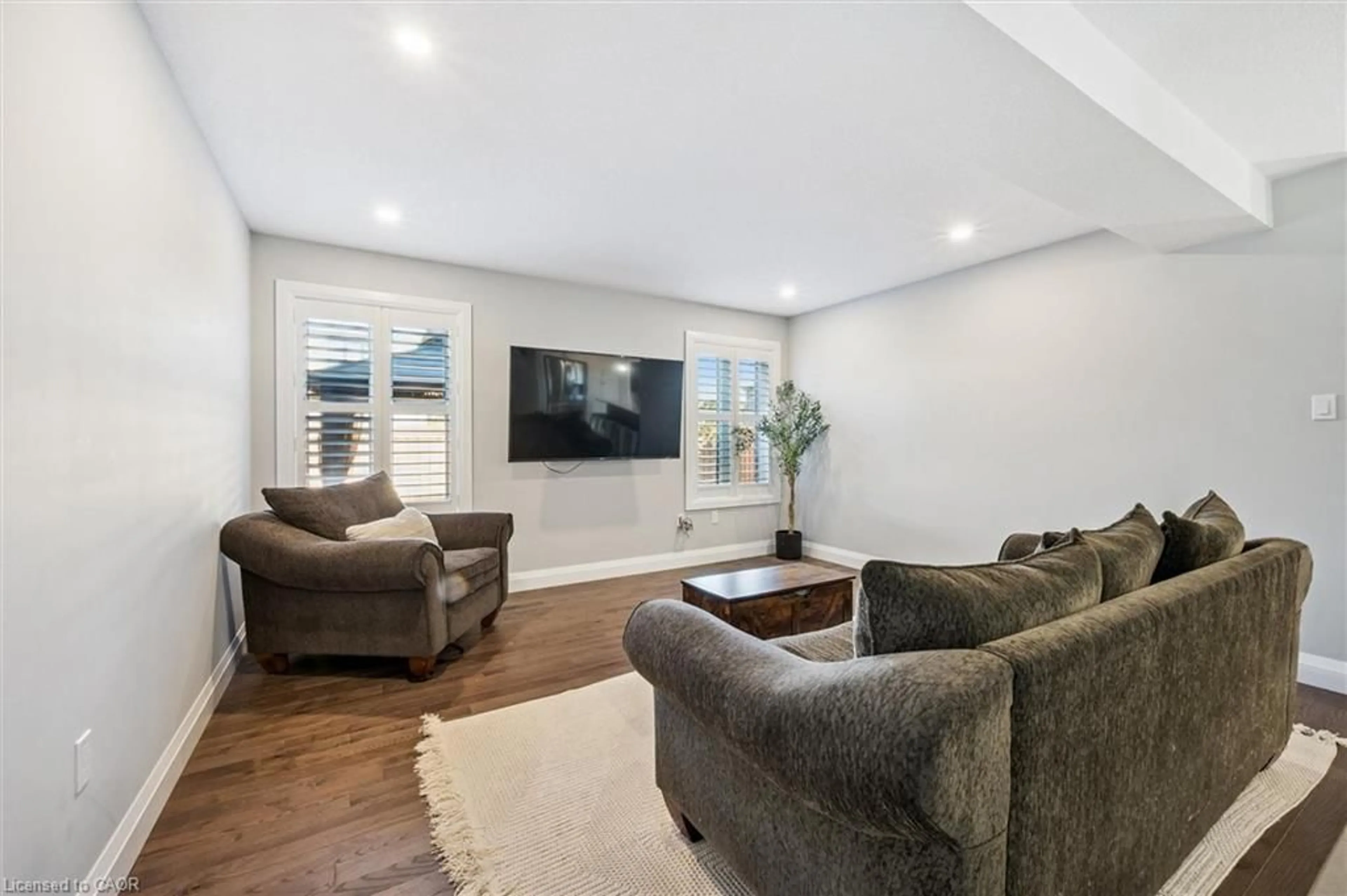 Living room with furniture, unknown for 44 Halls Dr, Elora Ontario N0B 1S0