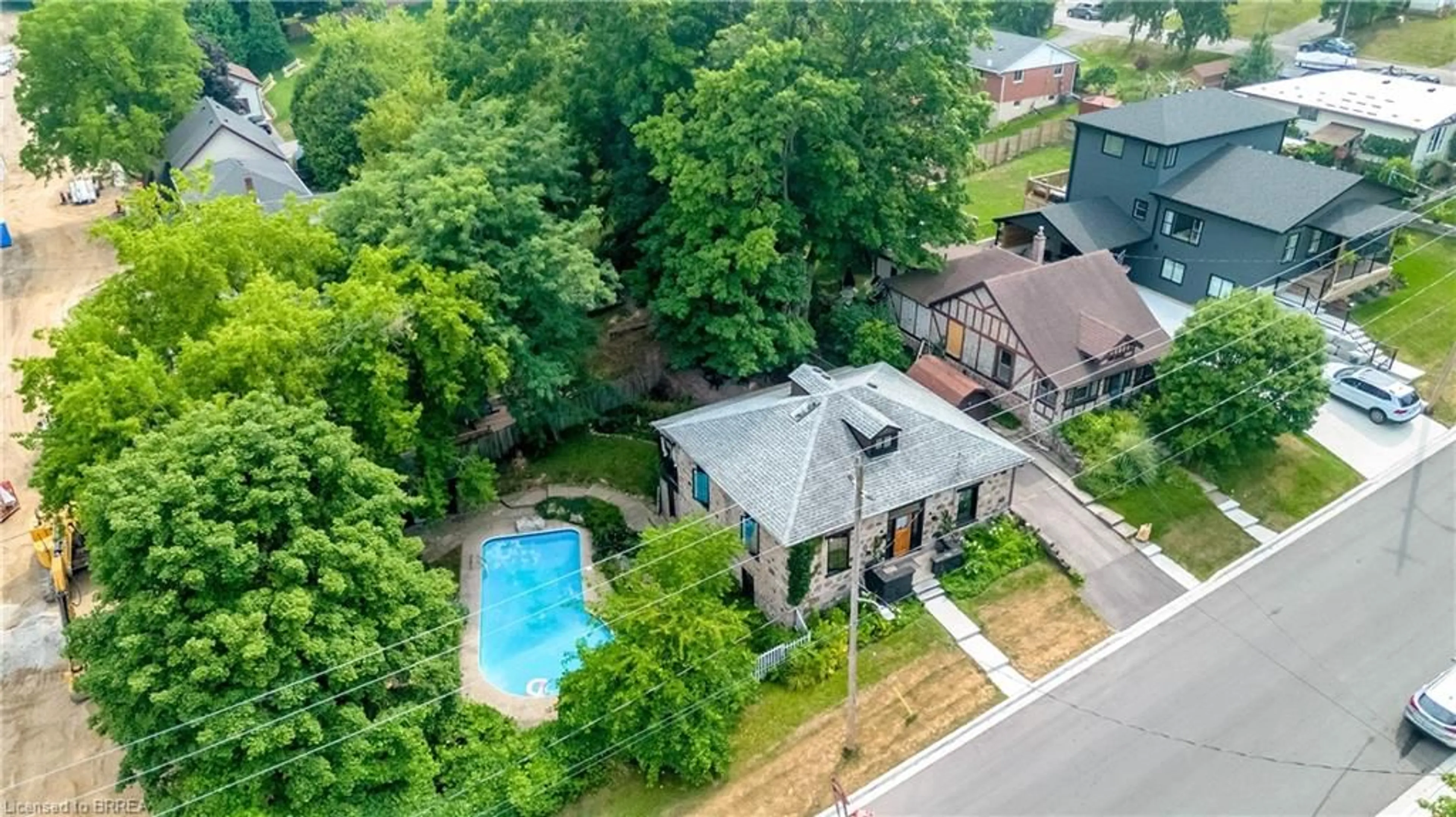 A pic from outside/outdoor area/front of a property/back of a property/a pic from drone, unknown for 57 Main St, Paris Ontario N3L 1E5