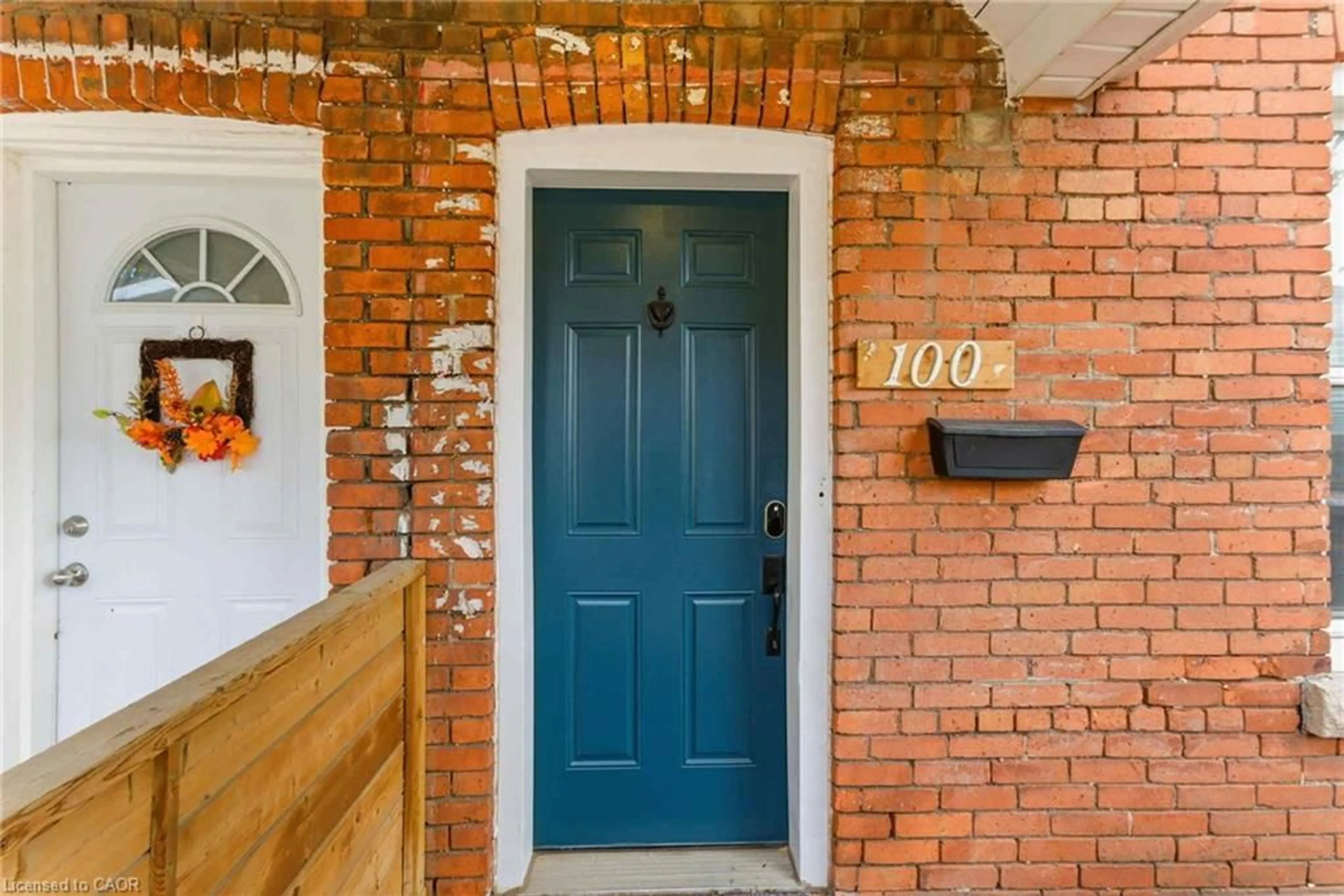 Indoor entryway for 100 Cheever St, Hamilton Ontario L8L 5R9
