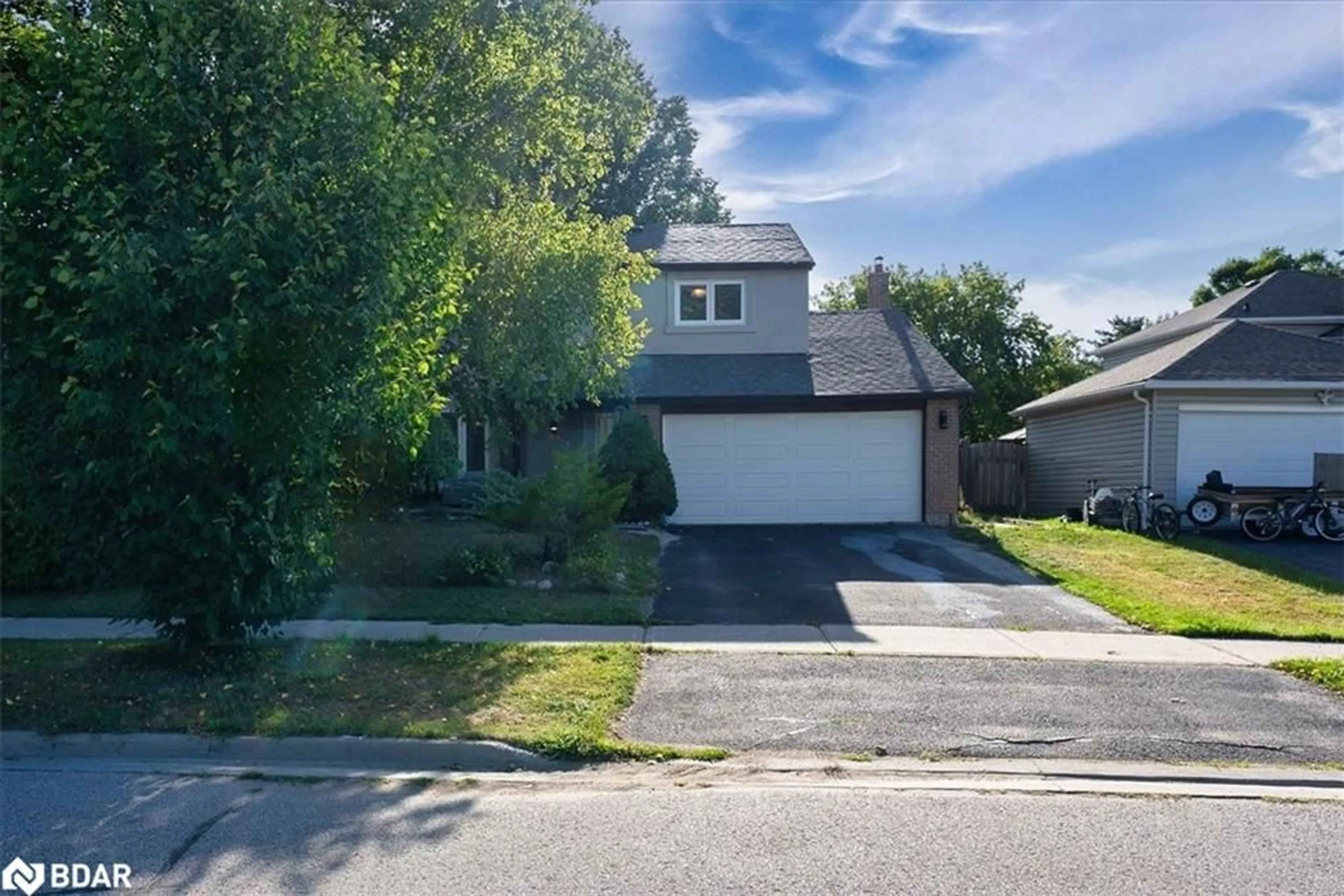 A pic from outside/outdoor area/front of a property/back of a property/a pic from drone, street for 7 Grist Mill Rd, Holland Landing Ontario L9N 1B9