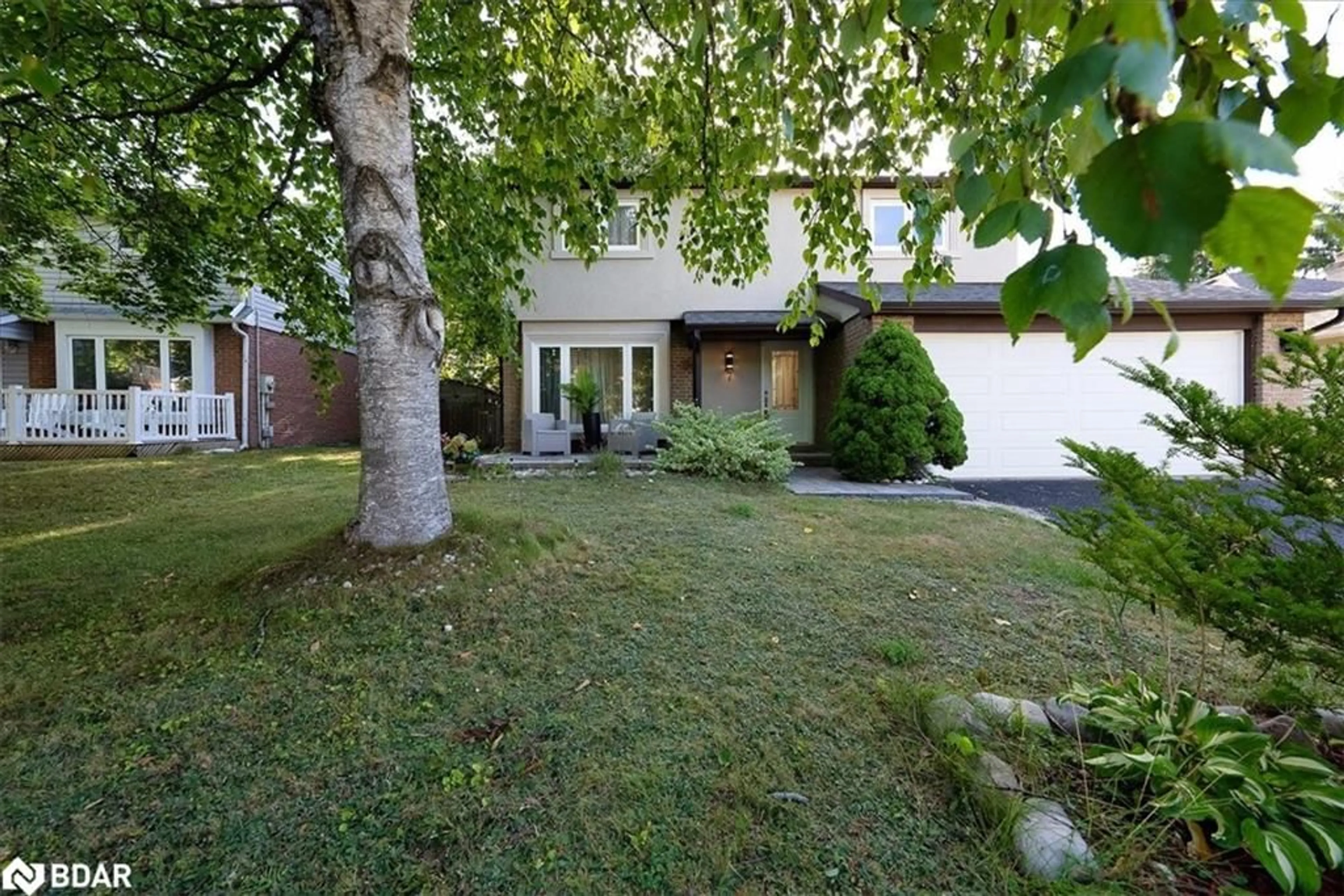 A pic from outside/outdoor area/front of a property/back of a property/a pic from drone, street for 7 Grist Mill Rd, Holland Landing Ontario L9N 1B9