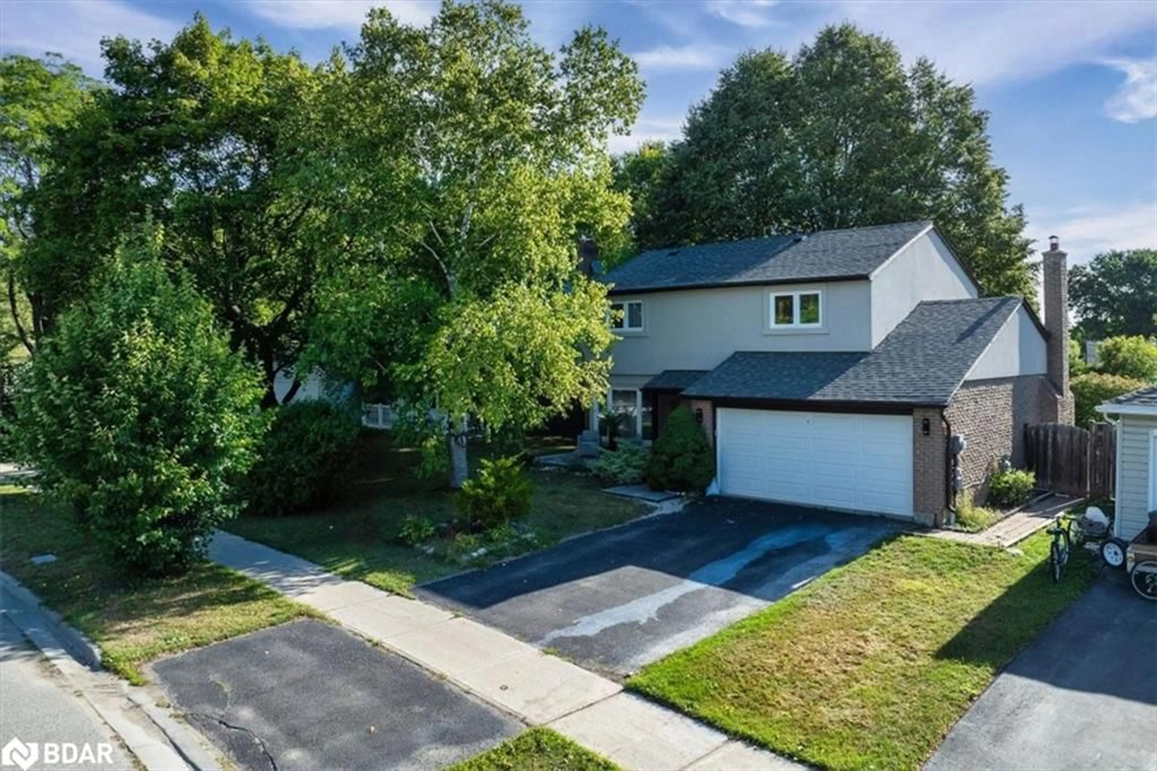 A pic from outside/outdoor area/front of a property/back of a property/a pic from drone, street for 7 Grist Mill Rd, Holland Landing Ontario L9N 1B9