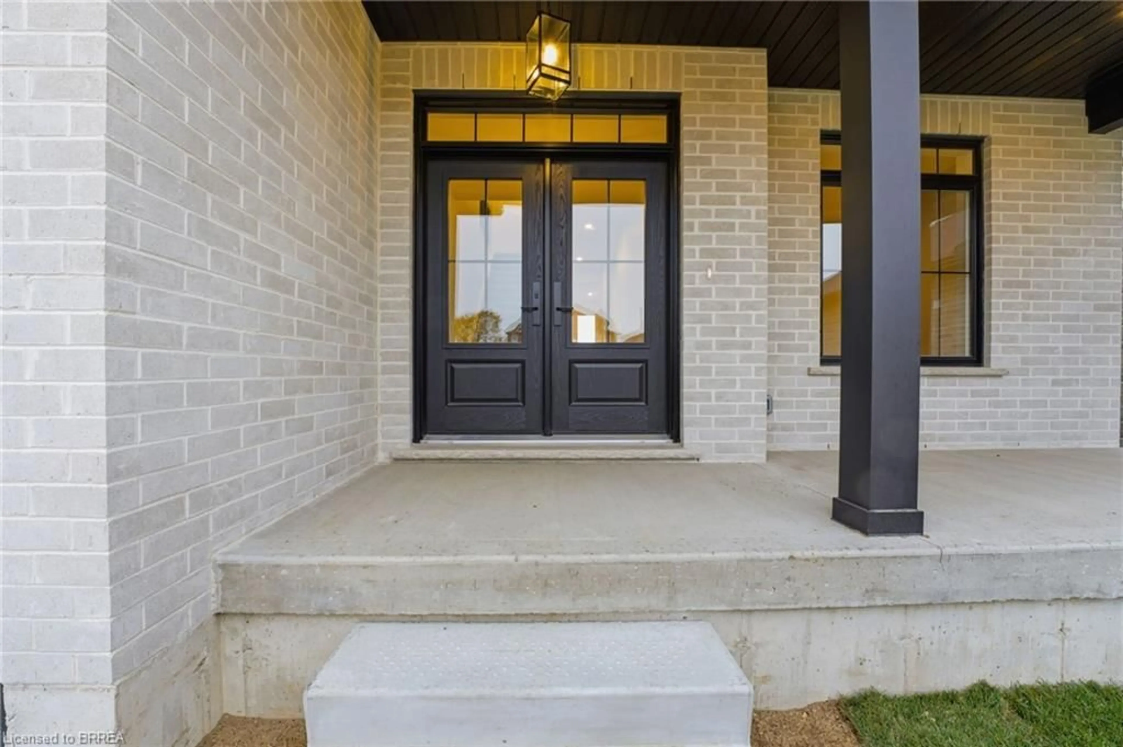 Indoor entryway for 102 Oak Ave, Paris Ontario N3L 0J6