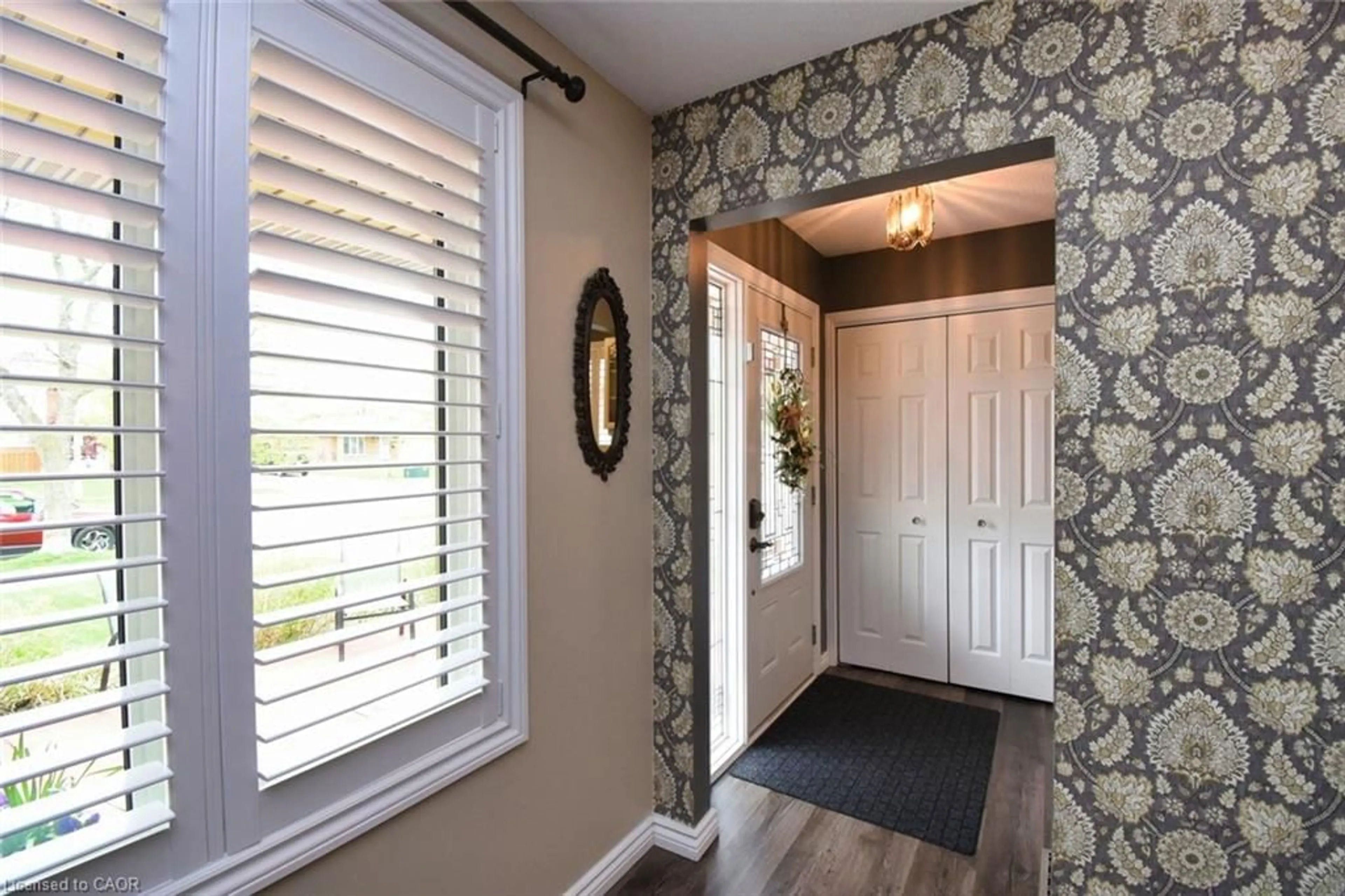 Indoor entryway for 101 Highbury Dr, Stoney Creek Ontario L8J 3P2