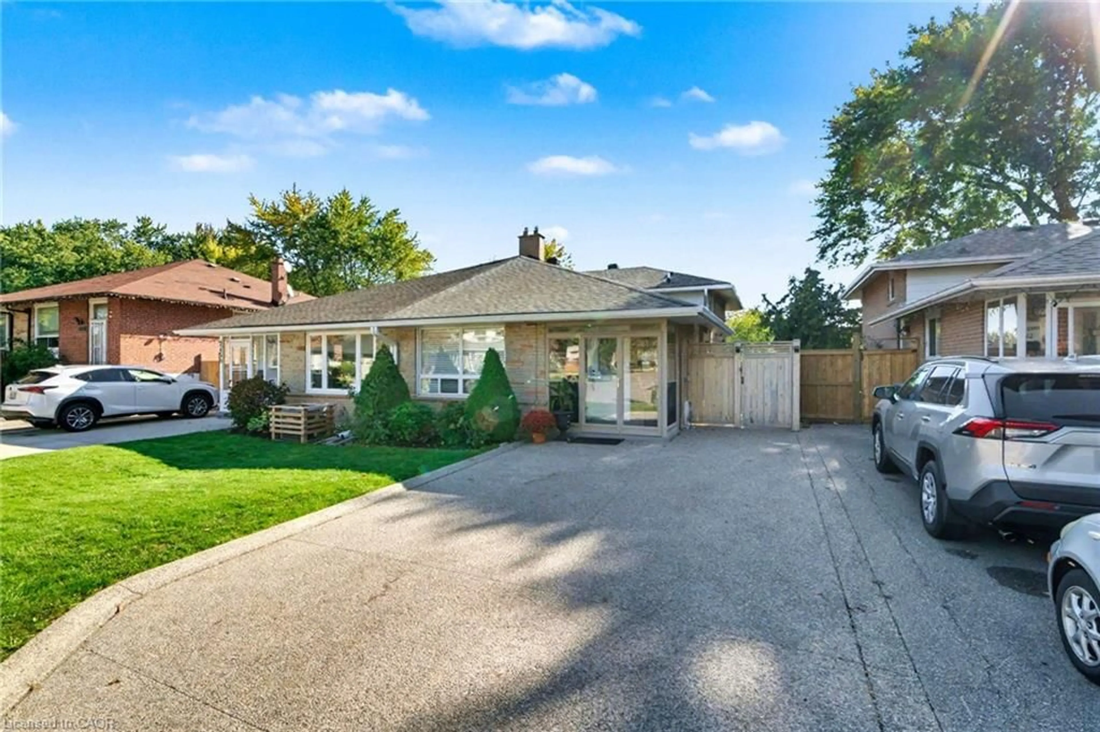 A pic from outside/outdoor area/front of a property/back of a property/a pic from drone, street for 2458 Padstow Cres, Mississauga Ontario L5J 2G4