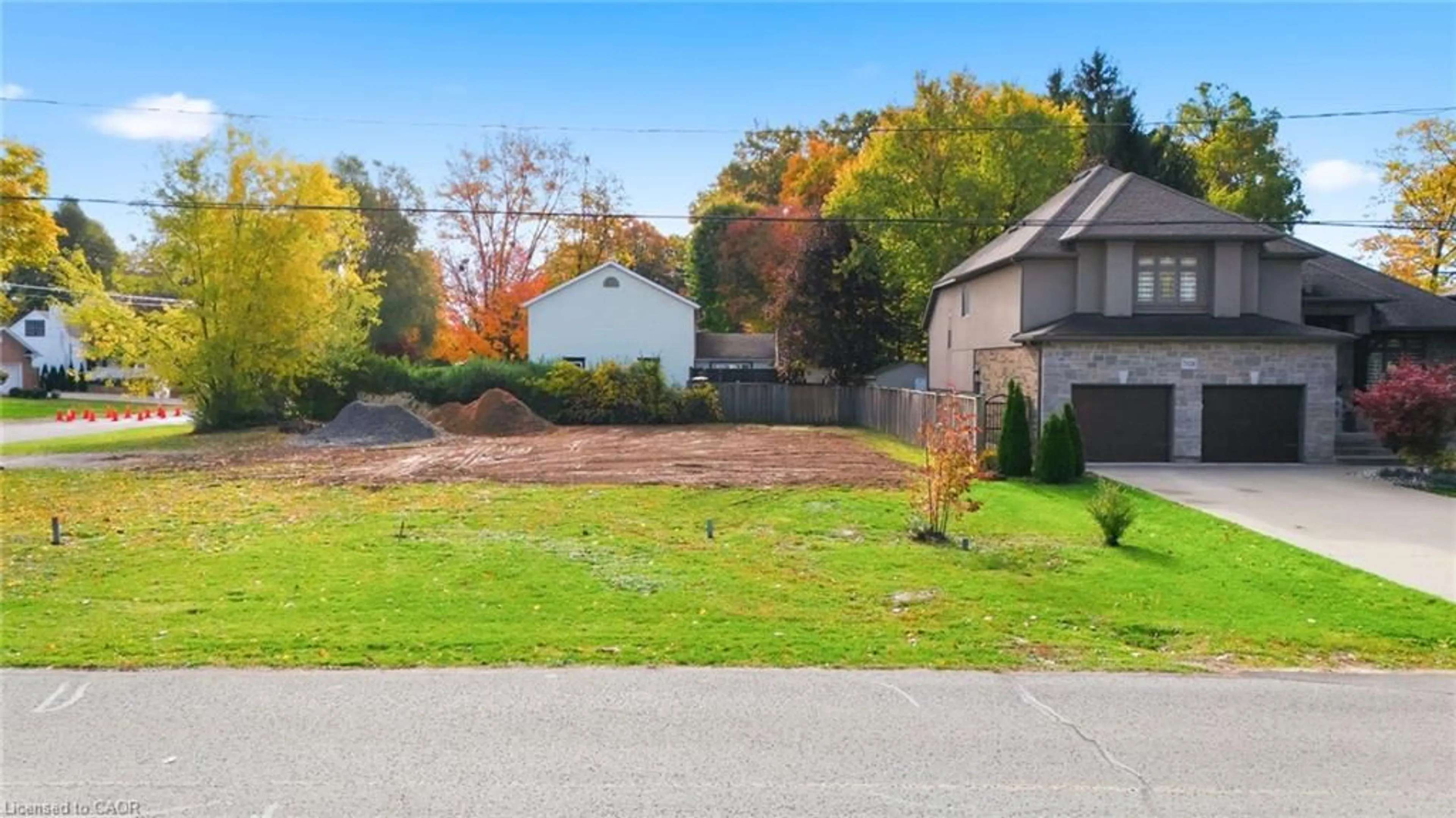 A pic from outside/outdoor area/front of a property/back of a property/a pic from drone, street for 7816B Rysdale St, Niagara Falls Ontario L2H 1G4