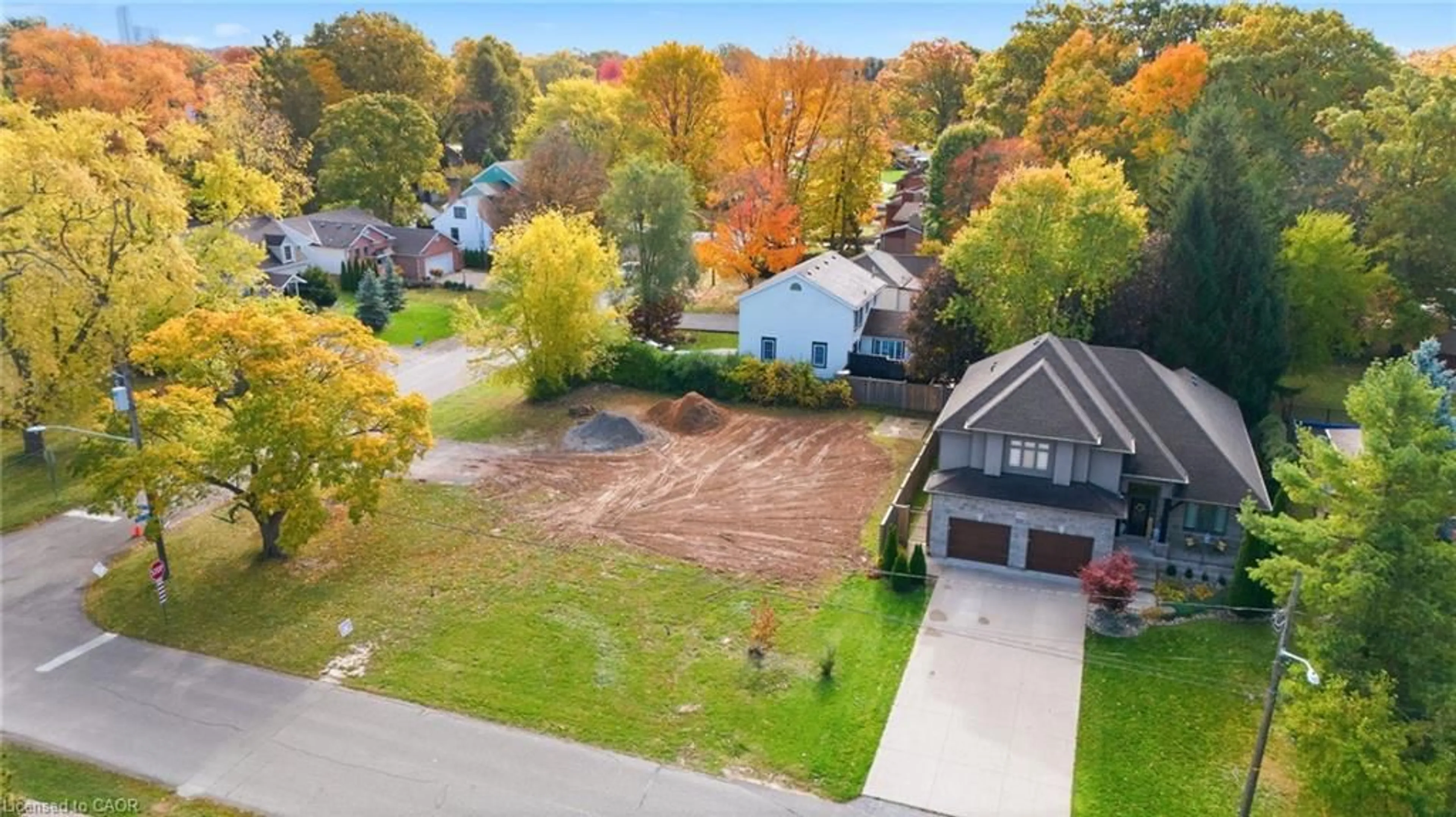 A pic from outside/outdoor area/front of a property/back of a property/a pic from drone, street for 7816B Rysdale St, Niagara Falls Ontario L2H 1G4