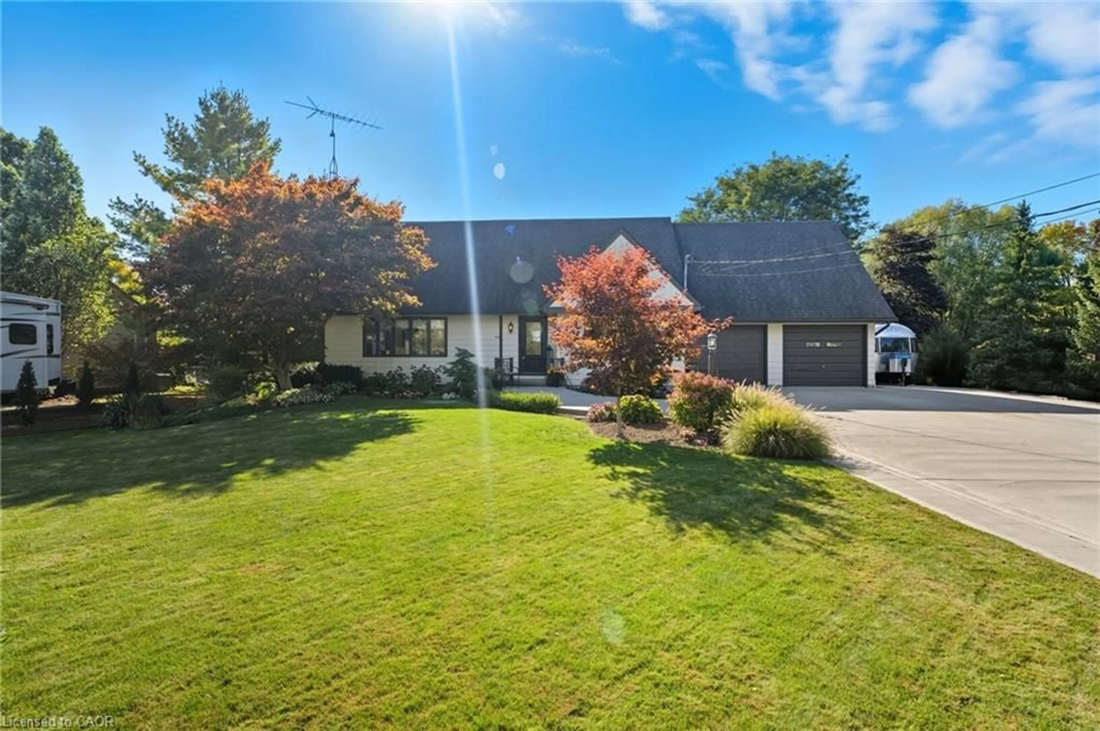 A pic from outside/outdoor area/front of a property/back of a property/a pic from drone, unknown for 685 Robson Rd, Waterdown Ontario L0R 2H1