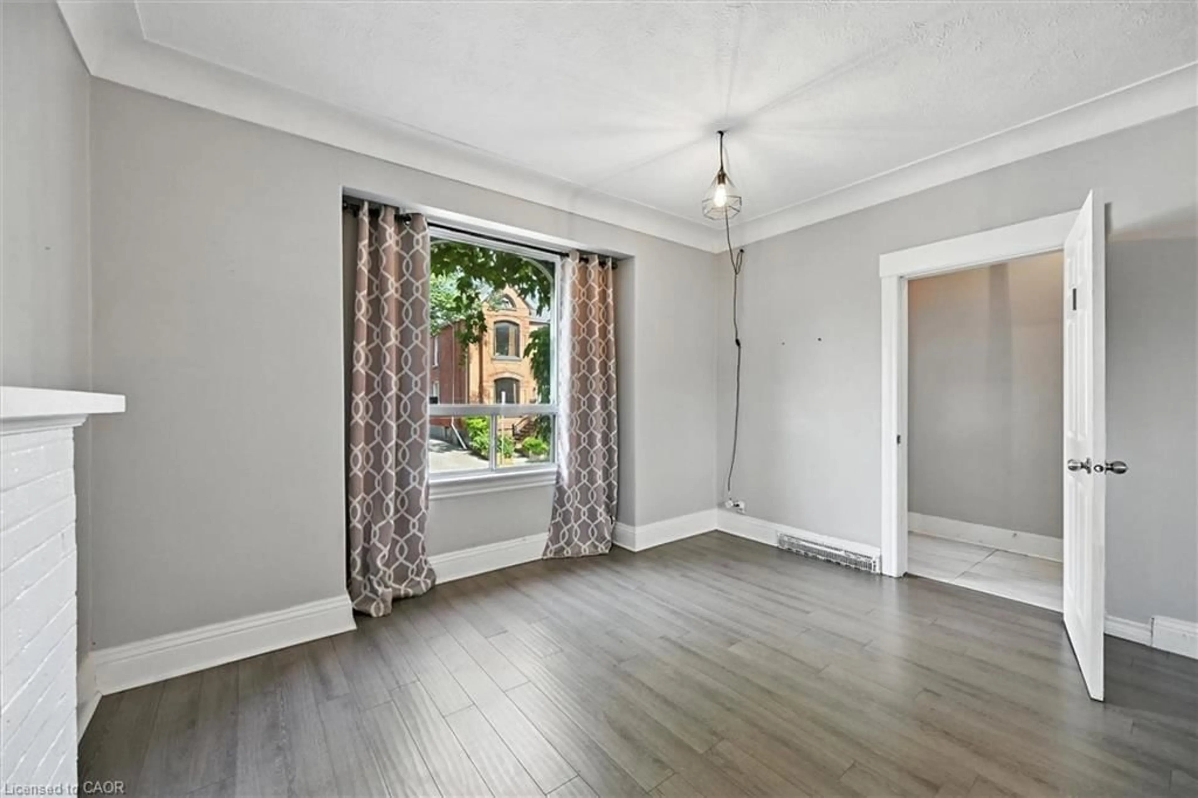 A pic of a room for 4 Madison Ave, Hamilton Ontario L8L 5Y3