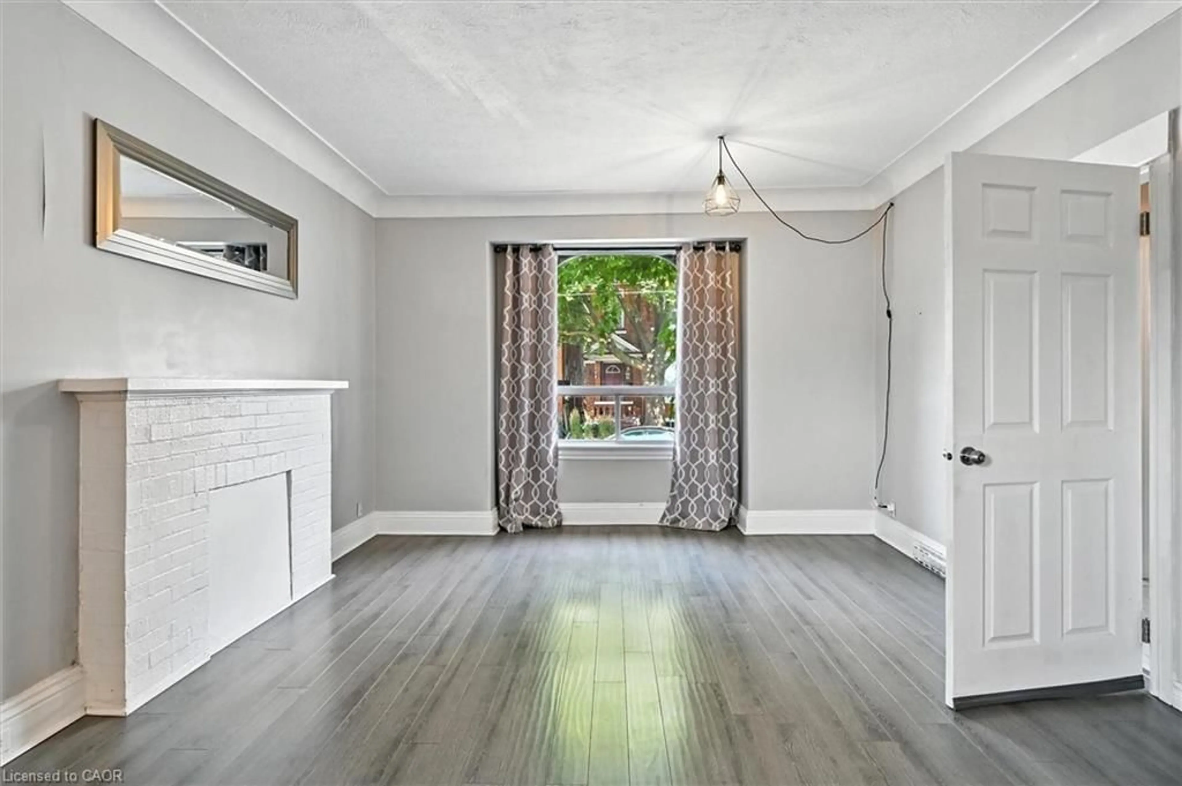 A pic of a room for 4 Madison Ave, Hamilton Ontario L8L 5Y3