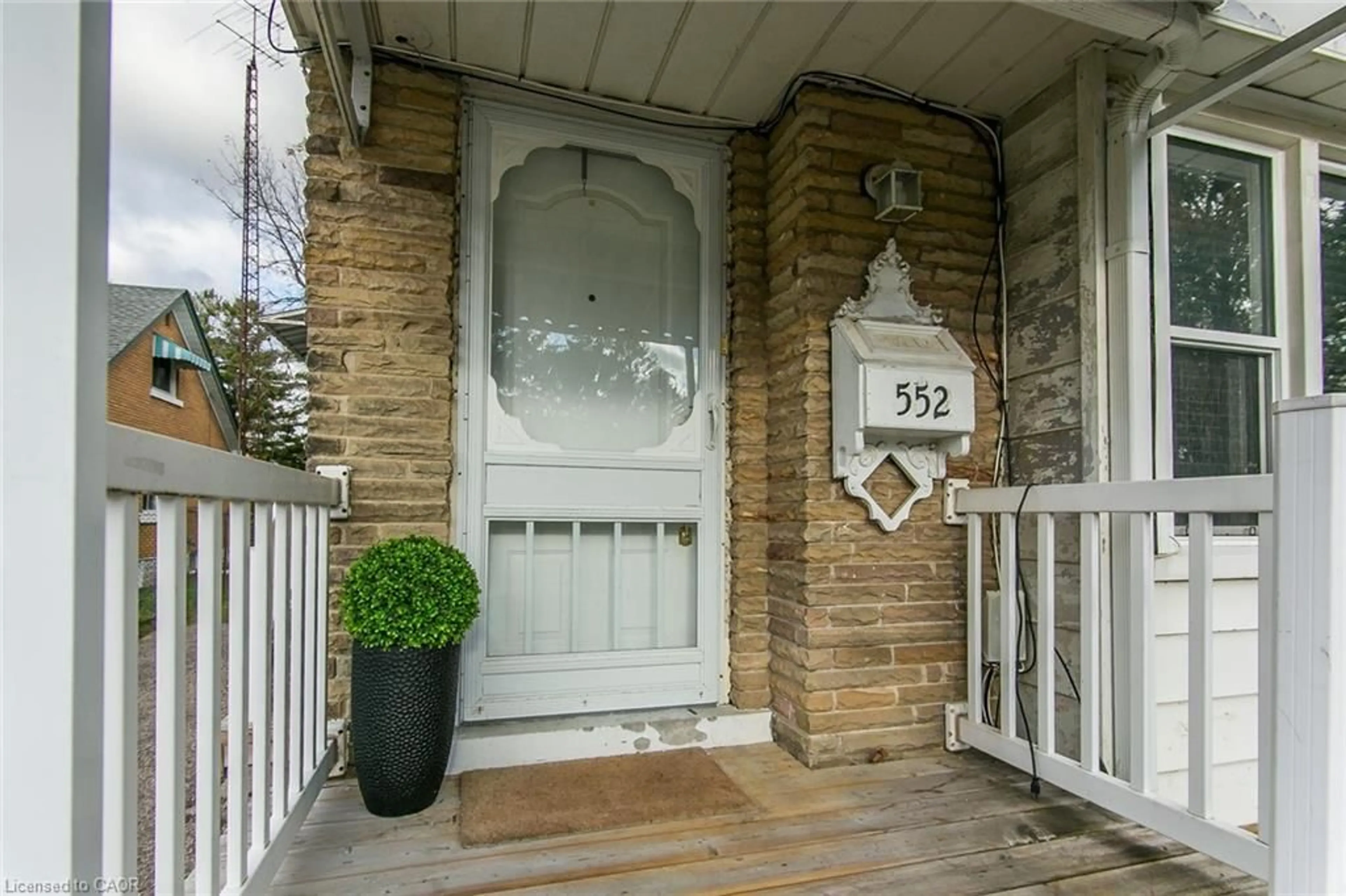 Indoor entryway for 552 Courtland Ave, Kitchener Ontario N2G 2W8
