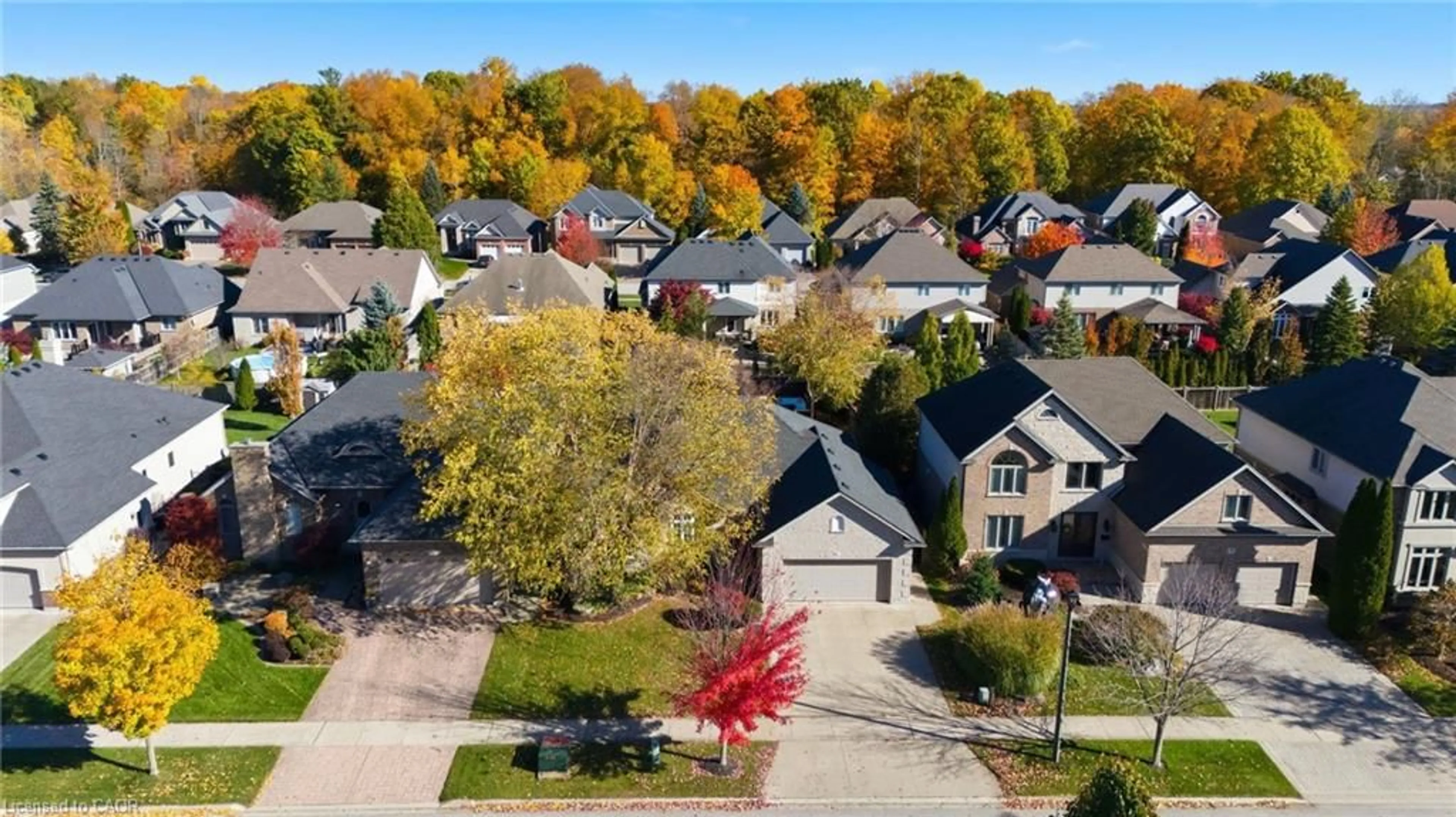 A pic from outside/outdoor area/front of a property/back of a property/a pic from drone, street for 81 Timber Creek Cres, Fonthill Ontario L0S 1E4