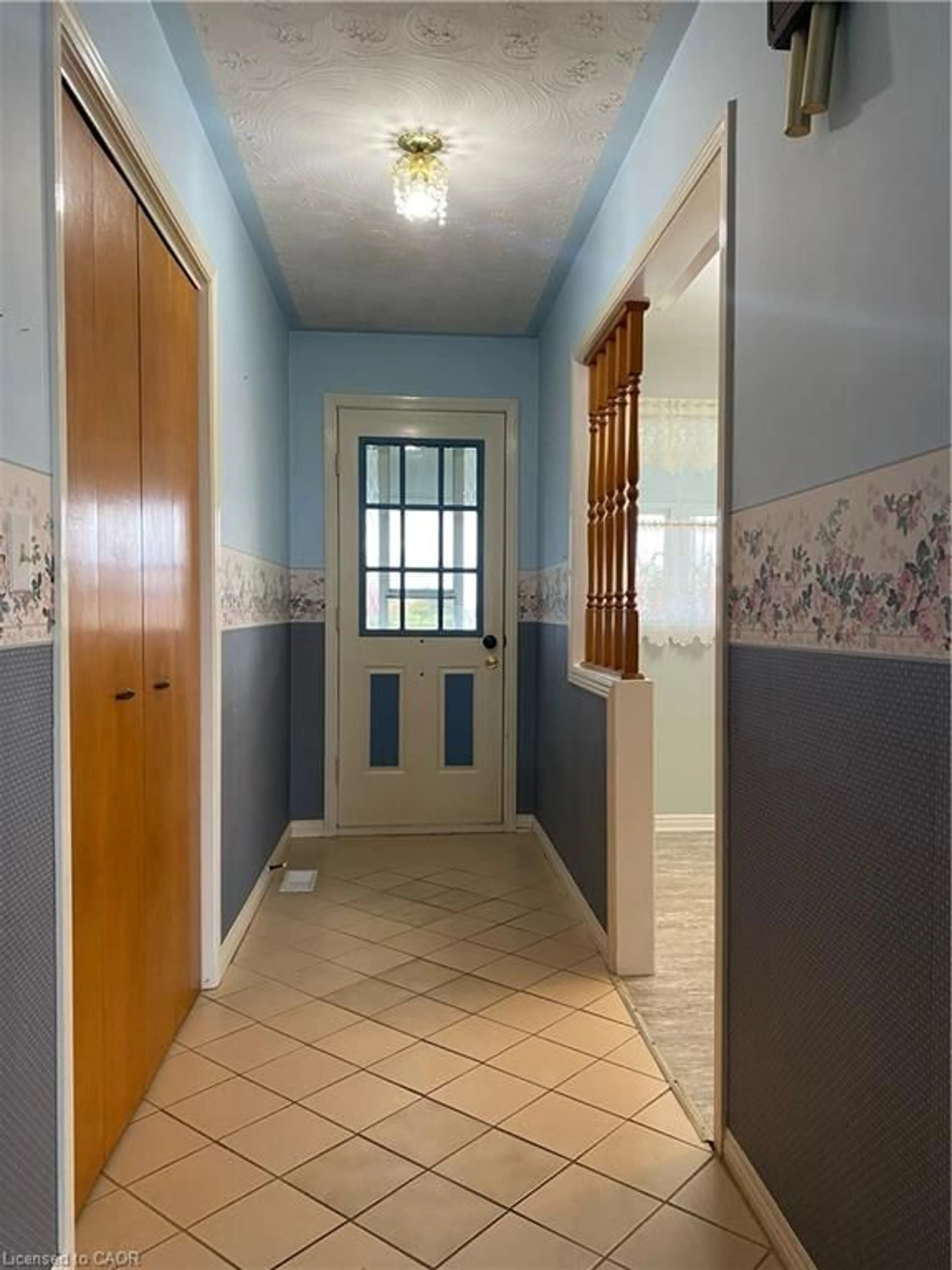 Indoor foyer for 4618 Highway 3, Cayuga Ontario N0A 1E0