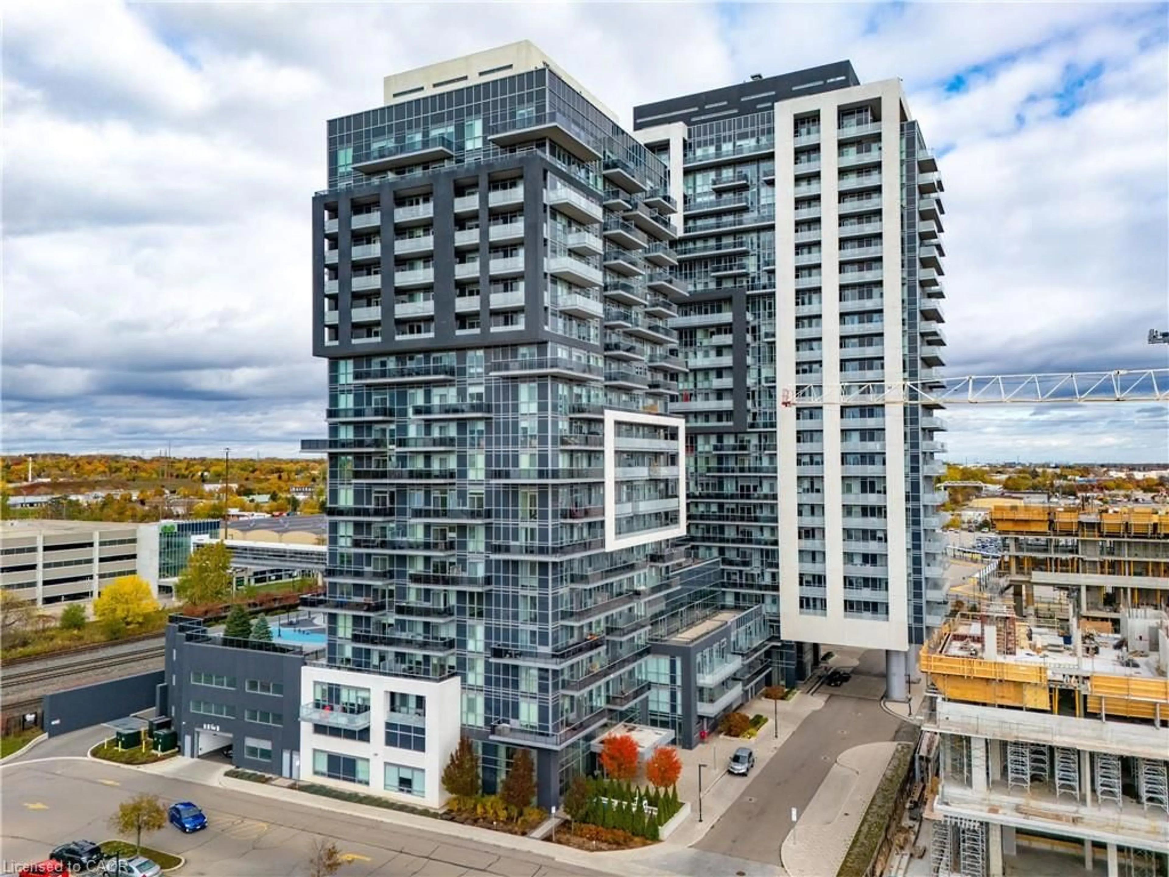 A pic from outside/outdoor area/front of a property/back of a property/a pic from drone, city buildings view from balcony for 2081 Fairview St, Burlington Ontario L7R 0E4