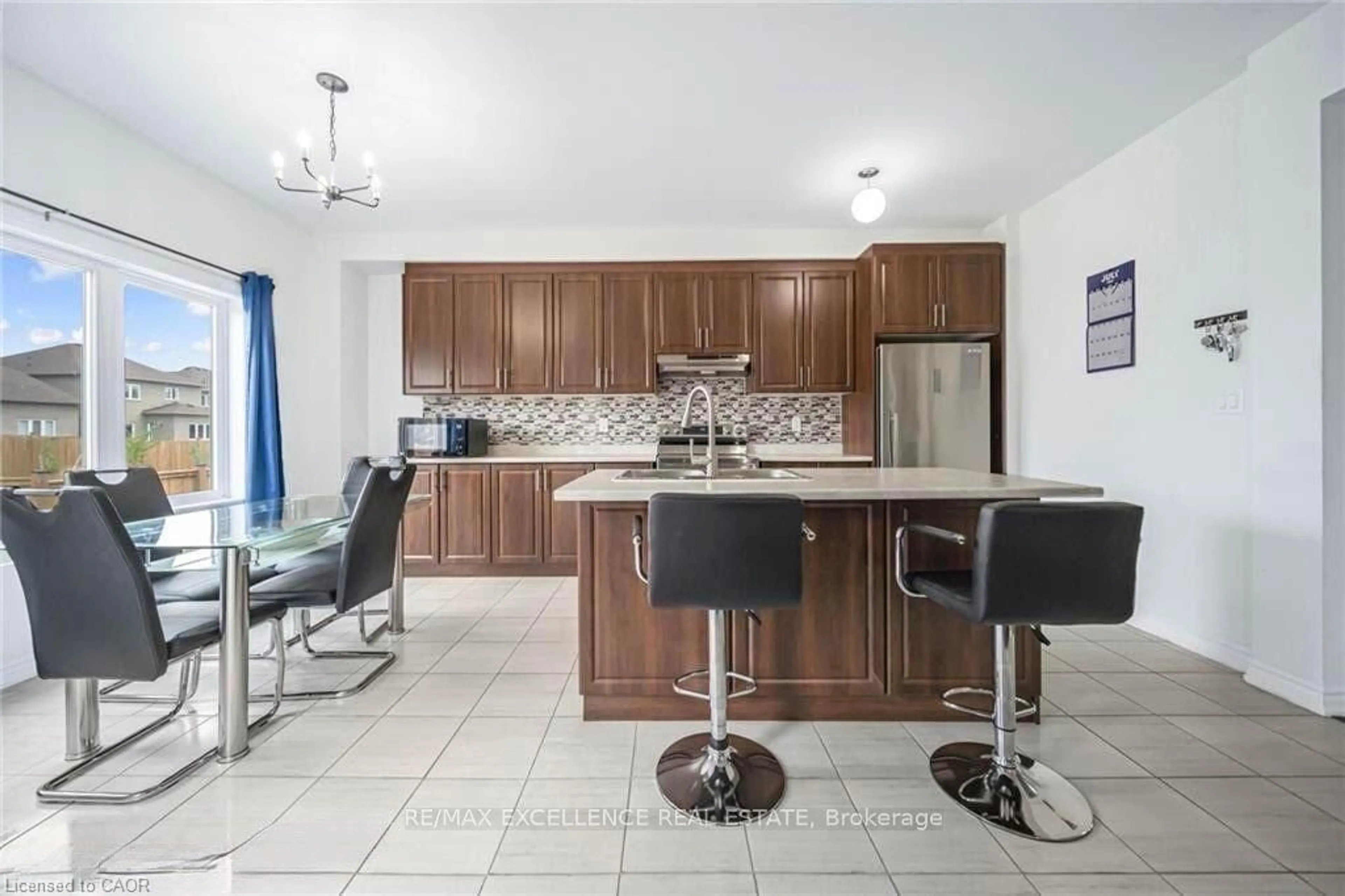 Open concept kitchen, ceramic/tile floor for 44 Cotton Cres, Welland Ontario L3B 074