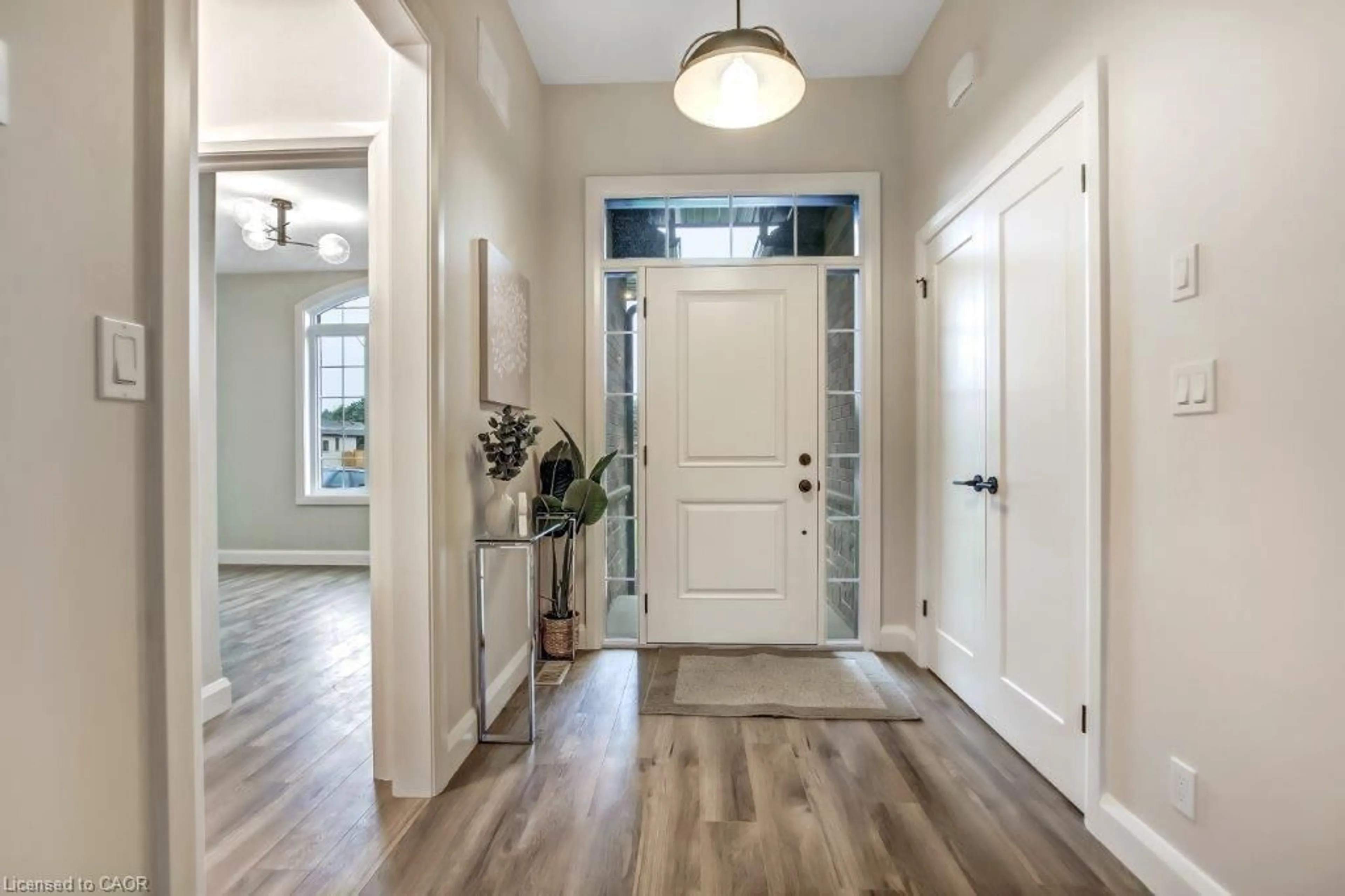 Indoor entryway for 54 Duchess Dr, Delhi Ontario N4B 0B3