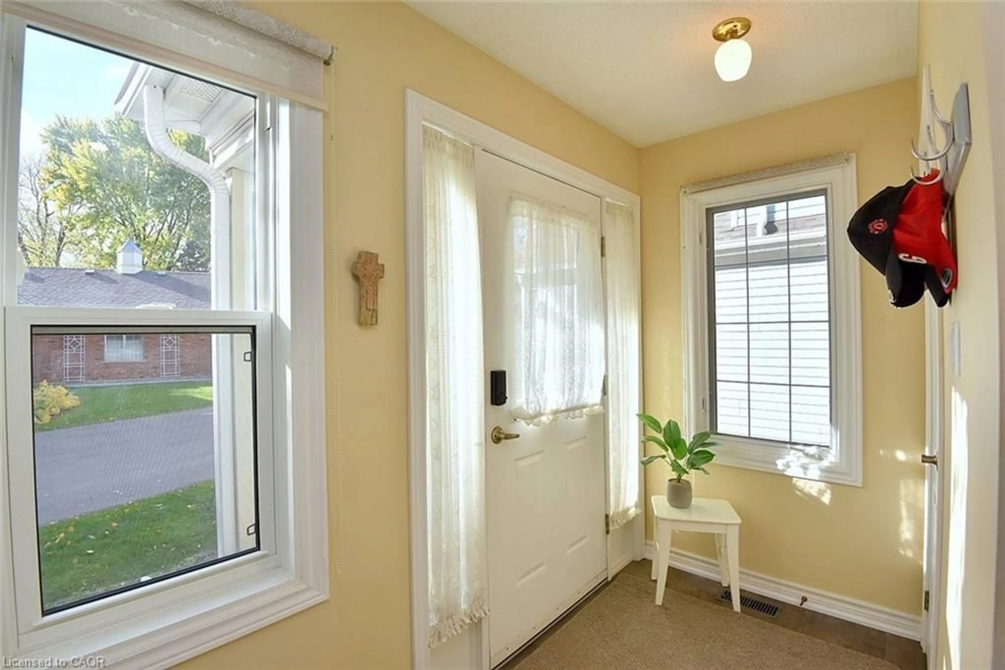 Indoor entryway for 175 Fiddlers Green Rd #59, Ancaster Ontario L9G 4X7