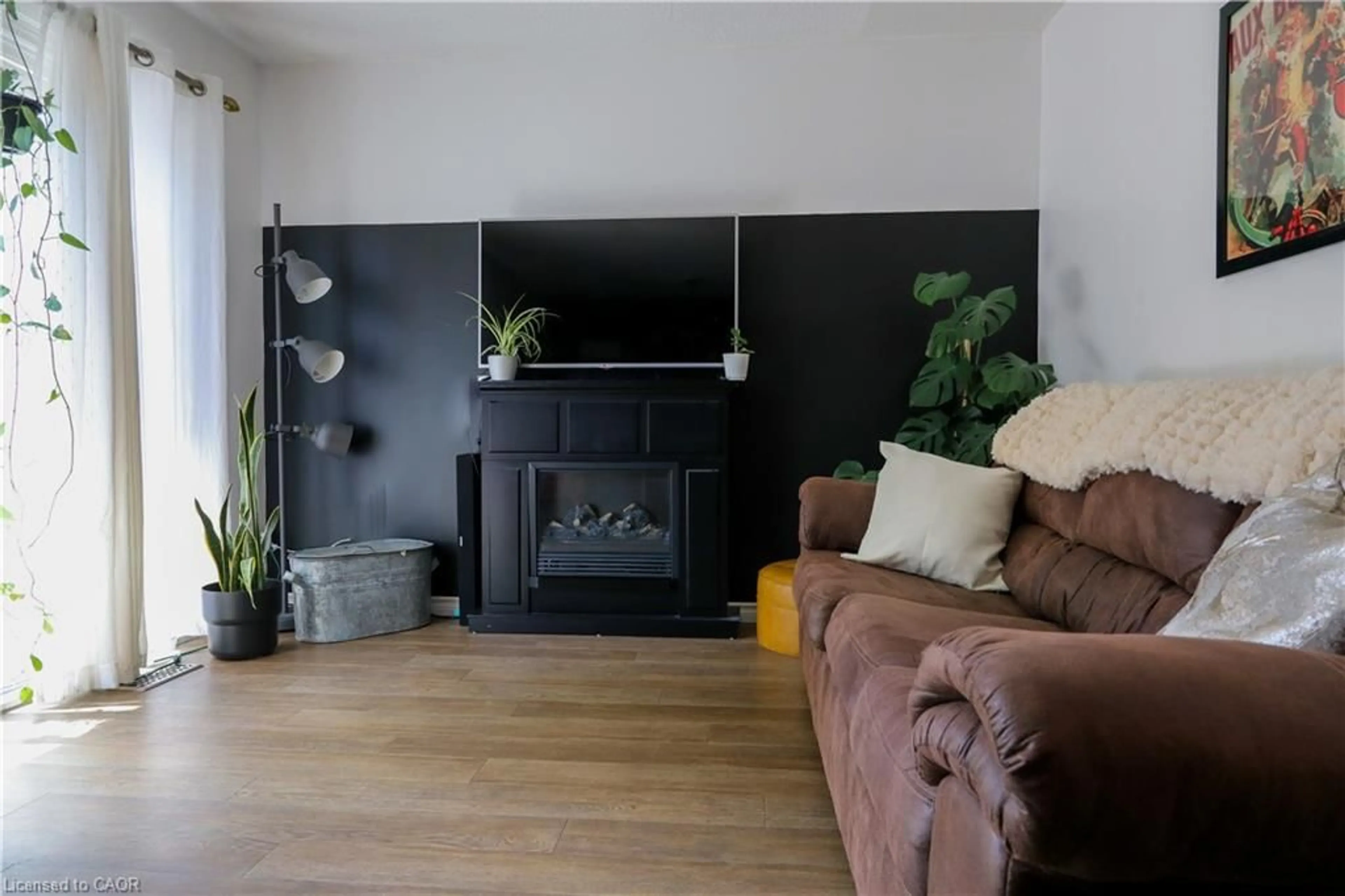 Living room with furniture, wood/laminate floor for 423 Keats Way #1, Waterloo Ontario N2L 5S7