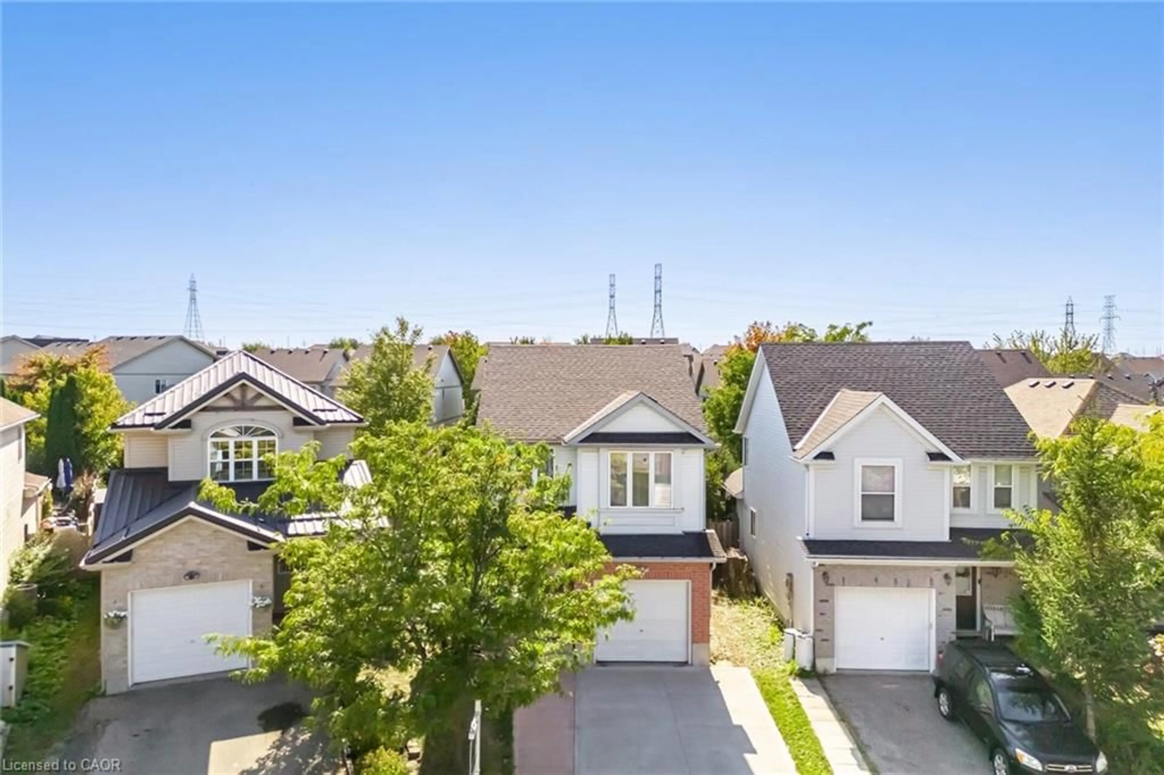 A pic from outside/outdoor area/front of a property/back of a property/a pic from drone, street for 525 Chablis Dr, Waterloo Ontario N2T 2Y1