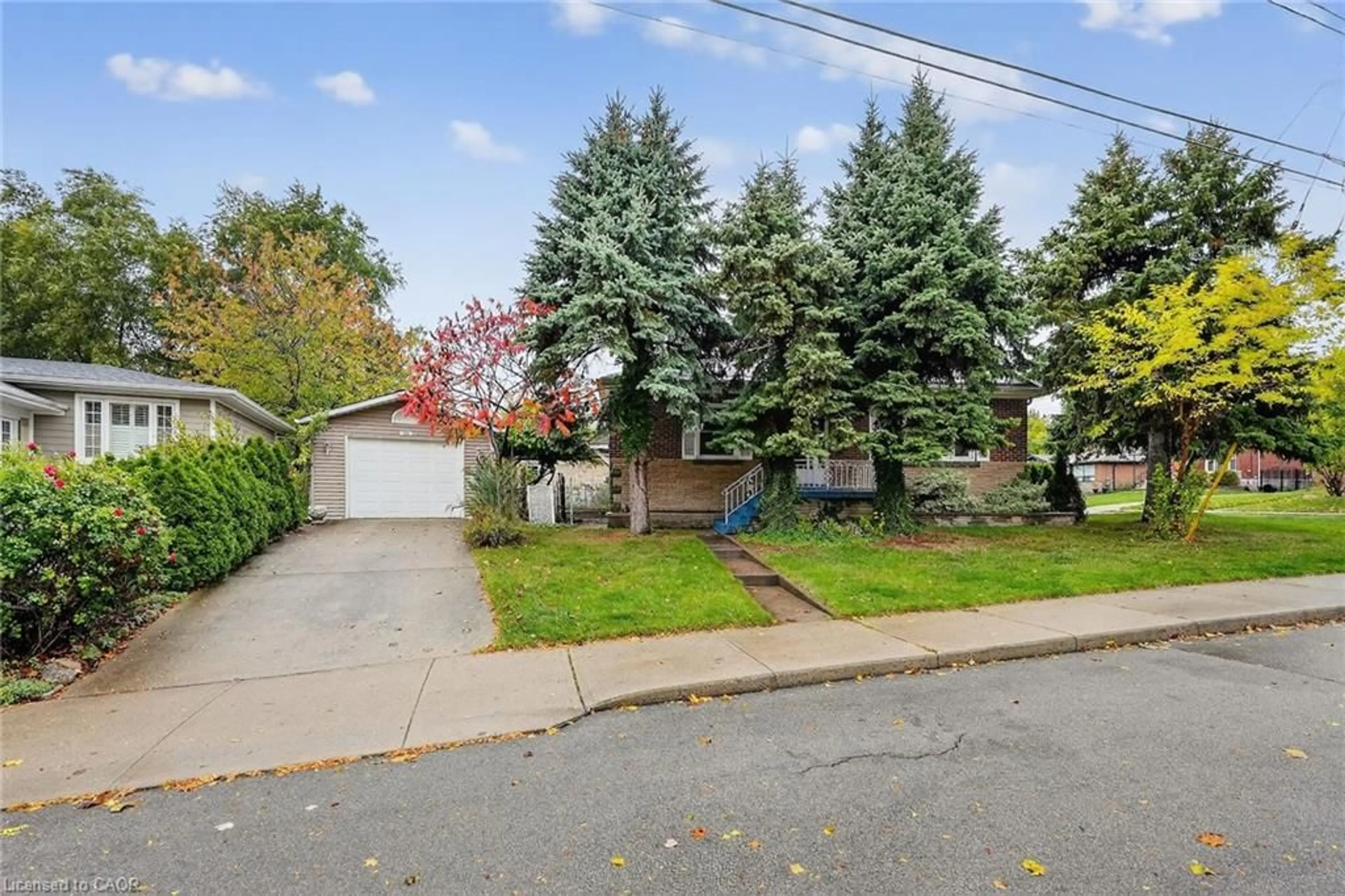 A pic from outside/outdoor area/front of a property/back of a property/a pic from drone, street for 292 Glenholme Ave, Hamilton Ontario L8K 3M3