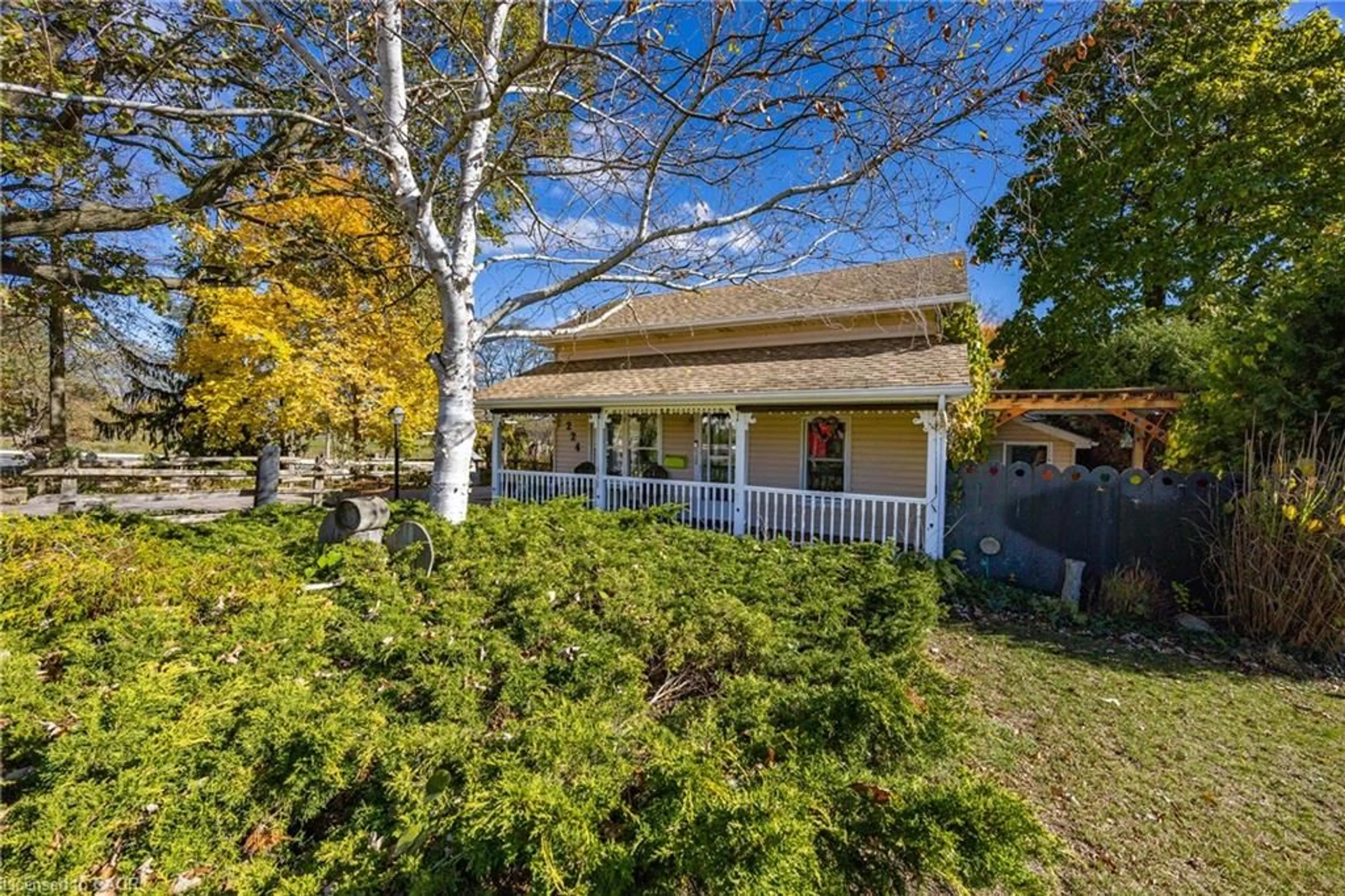 A pic from outside/outdoor area/front of a property/back of a property/a pic from drone, street for 224 King Hiram St, Ingersoll Ontario N5C 1L8