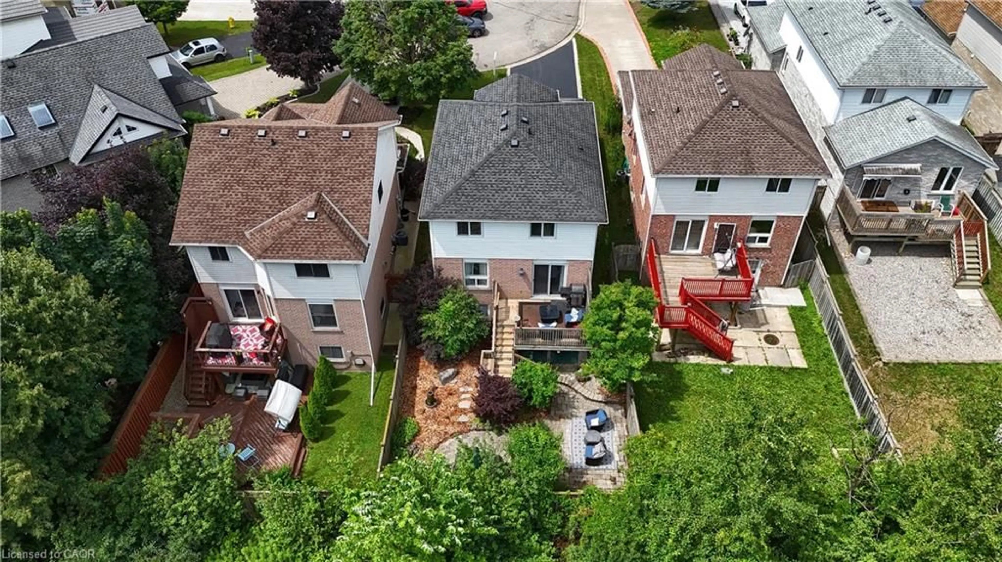 A pic from outside/outdoor area/front of a property/back of a property/a pic from drone, unknown for 35 Haddaway Crt, Cambridge Ontario N1T 1X5