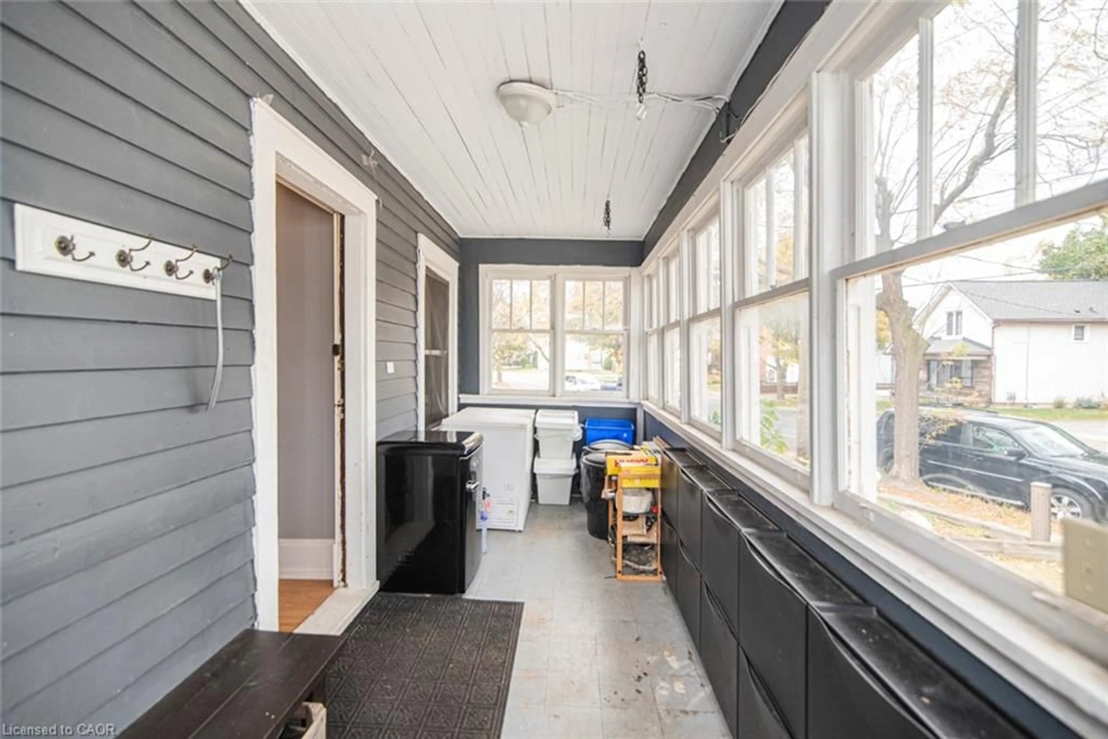 Indoor entryway for 116 Carlton St, St. Catharines Ontario L2R 1R3