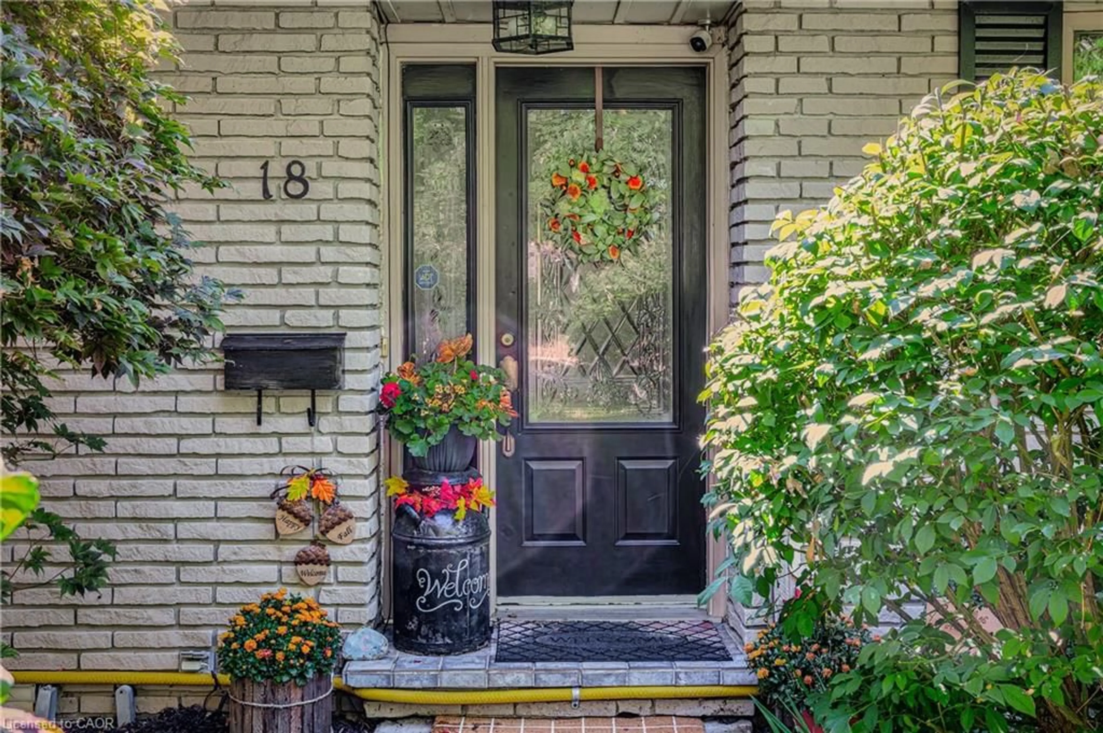 Indoor entryway for 18 Lynndale Rd, Simcoe Ontario N3Y 1Z8