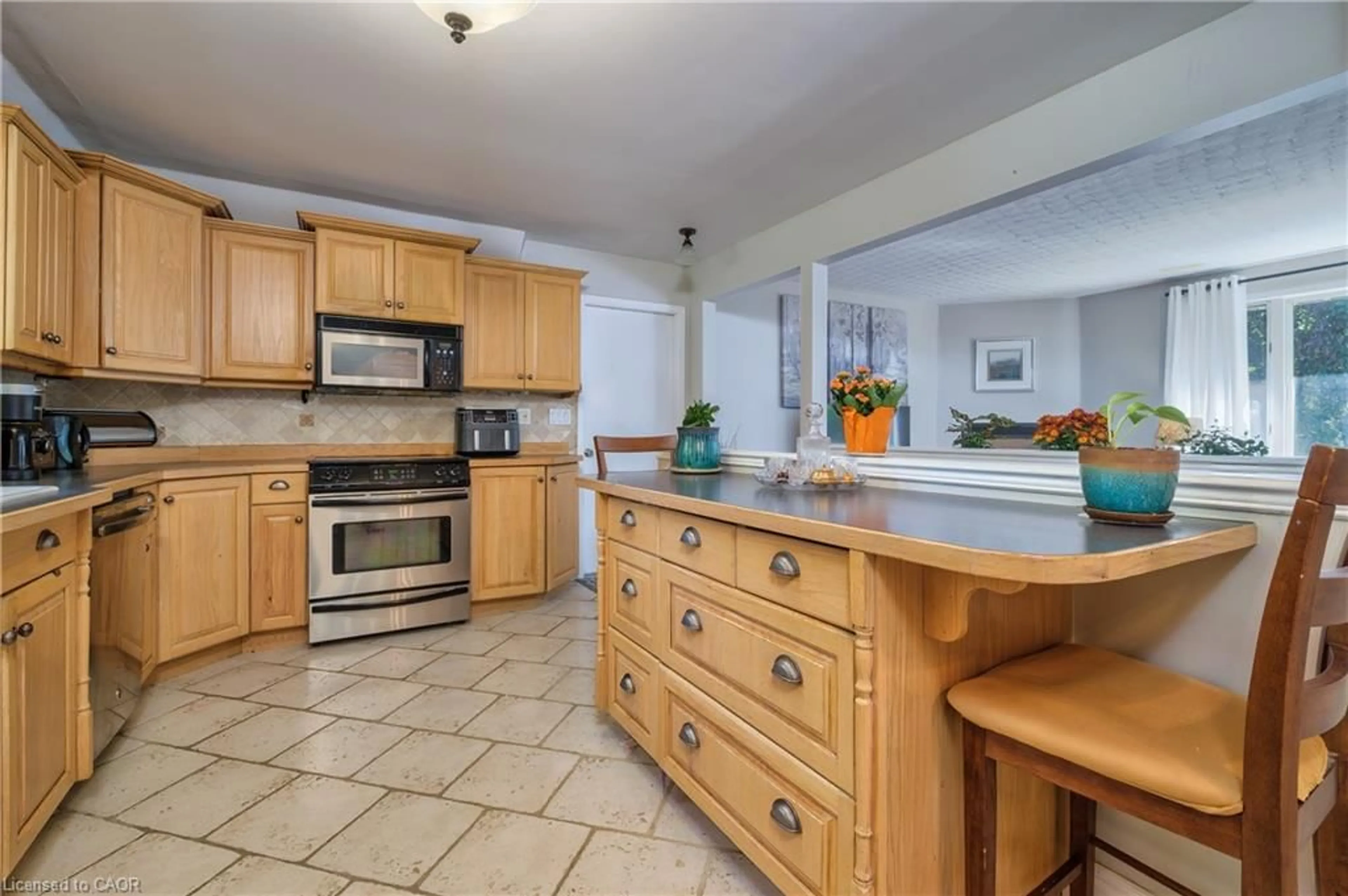 Open concept kitchen, ceramic/tile floor for 18 Lynndale Rd, Simcoe Ontario N3Y 1Z8