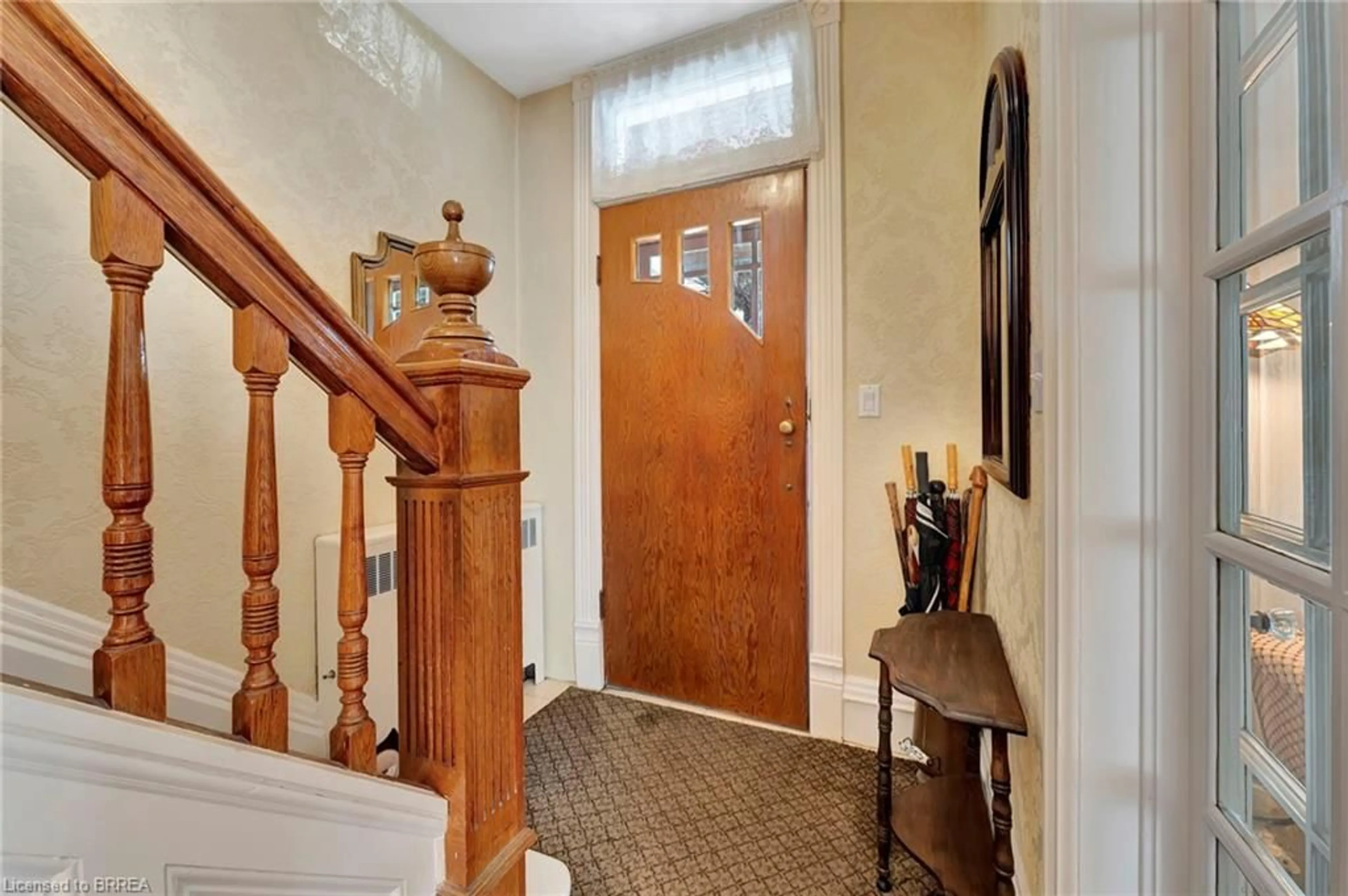 Indoor foyer for 96 Walnut St, Paris Ontario N3L 2J7