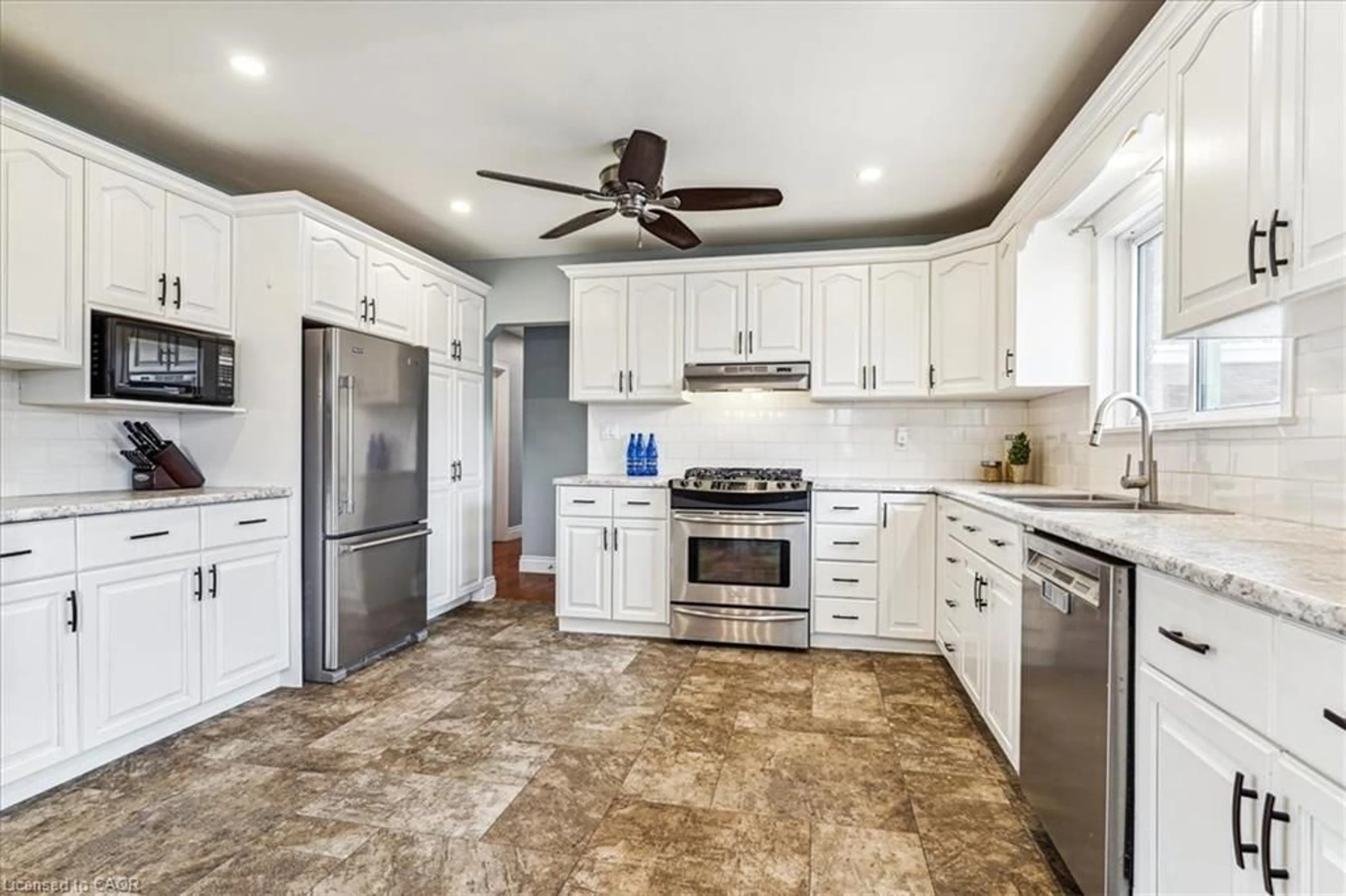 Open concept kitchen, ceramic/tile floor for 5117 Canborough Rd, Wellandport Ontario L0R 2J0