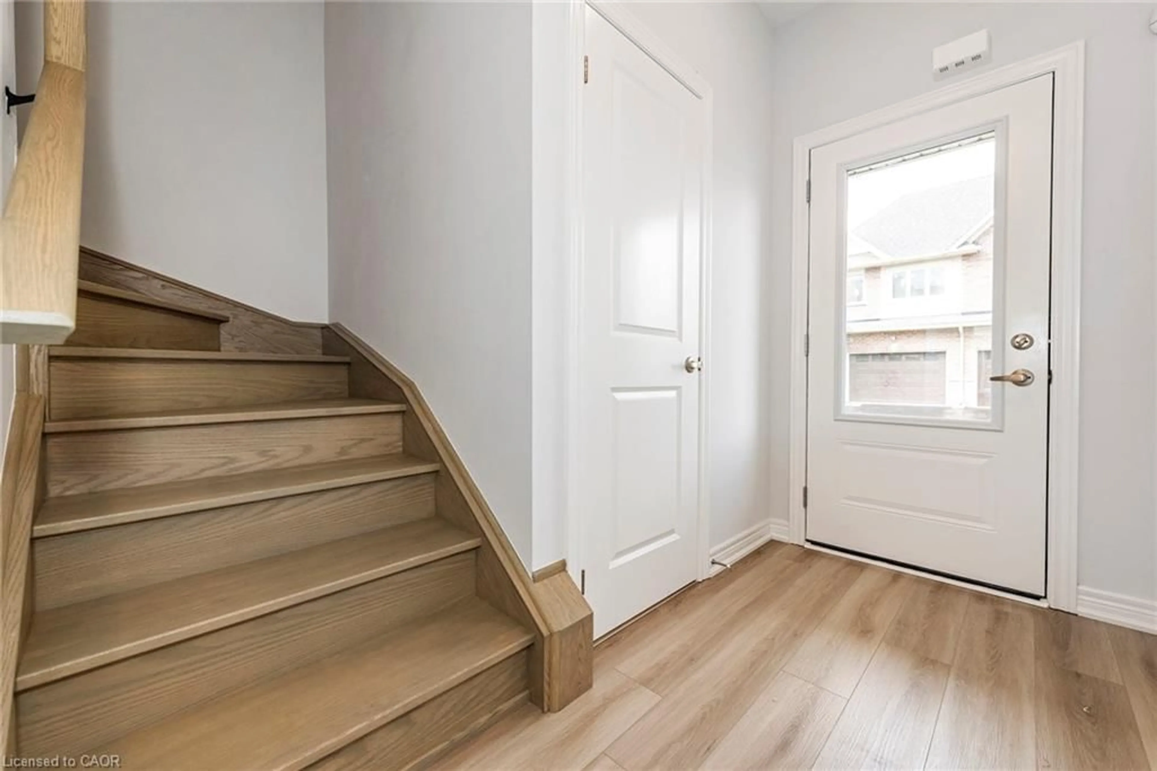 Indoor entryway for 205 Thames Way #28, Hamilton Ontario L0R 1W0