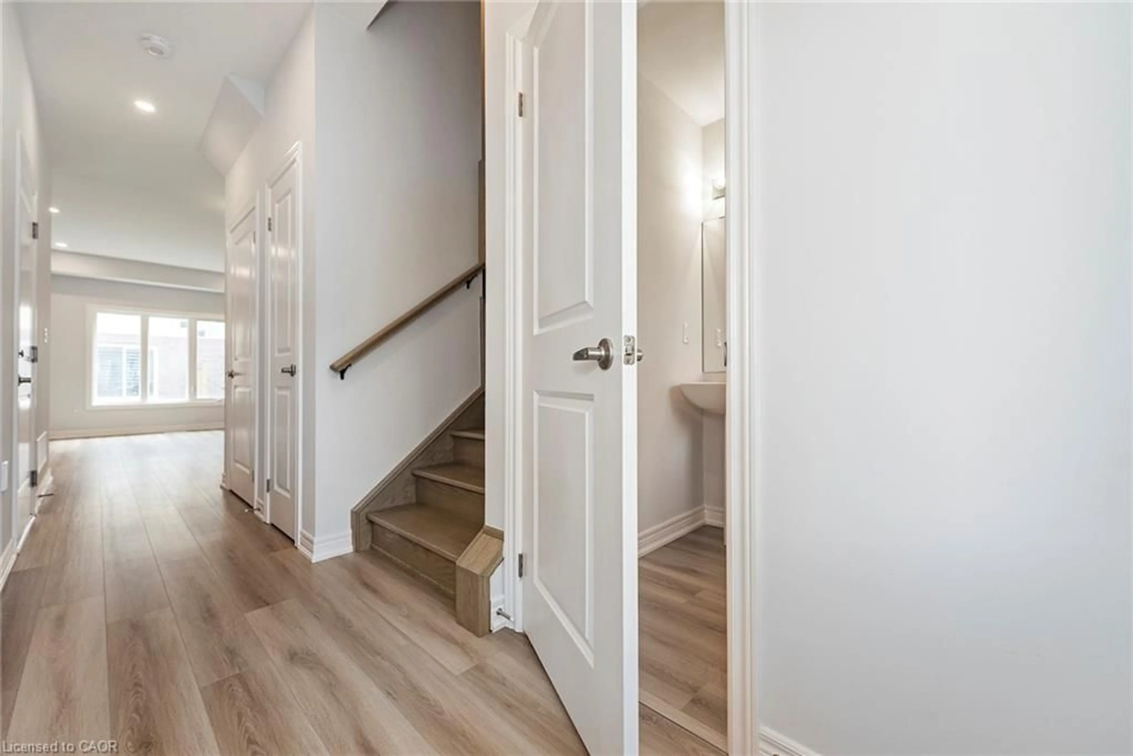 Indoor entryway for 205 Thames Way #28, Hamilton Ontario L0R 1W0