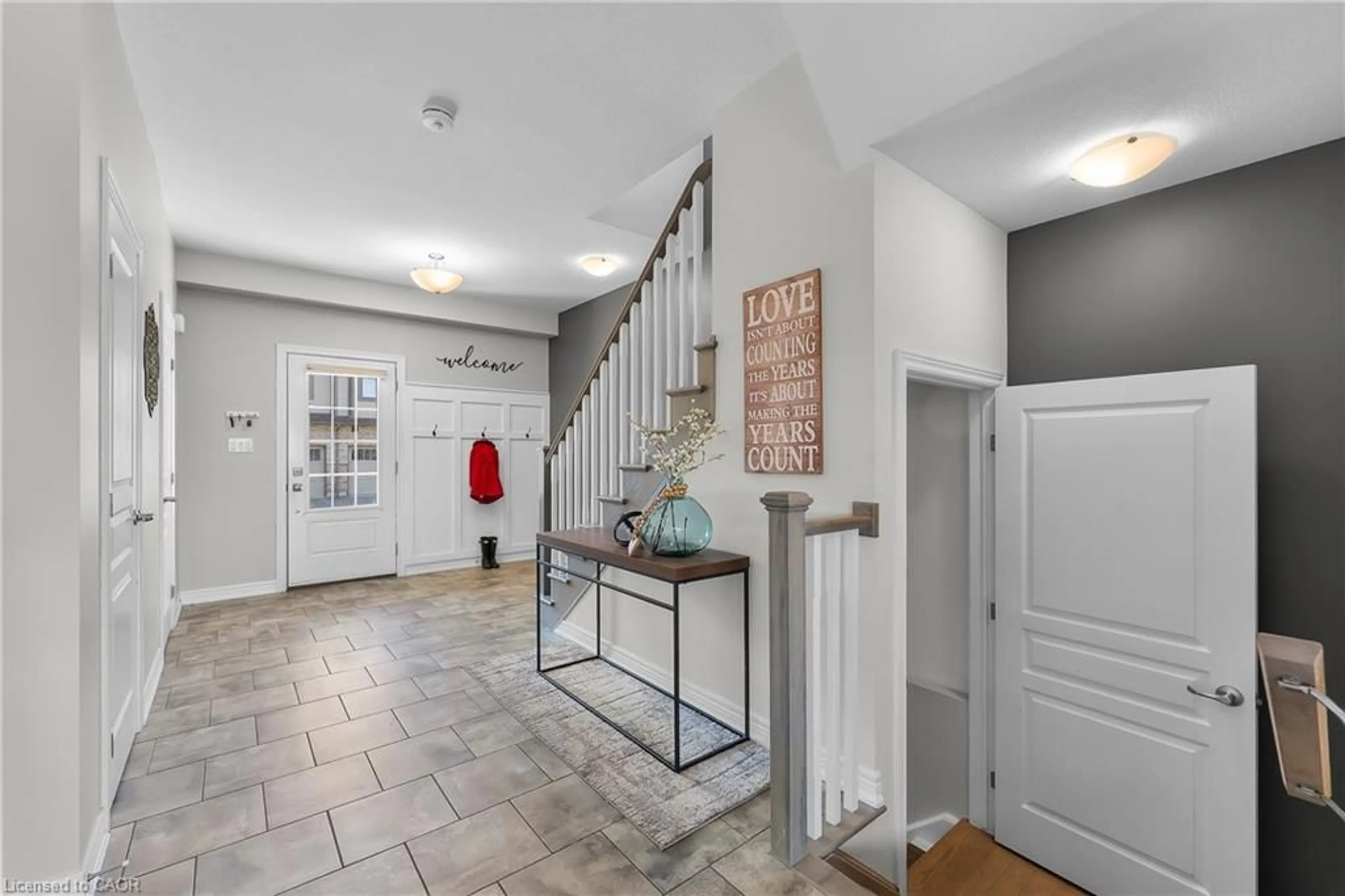 Indoor entryway for 79 Severino Cir #50, West Lincoln Ontario L0R 2A0