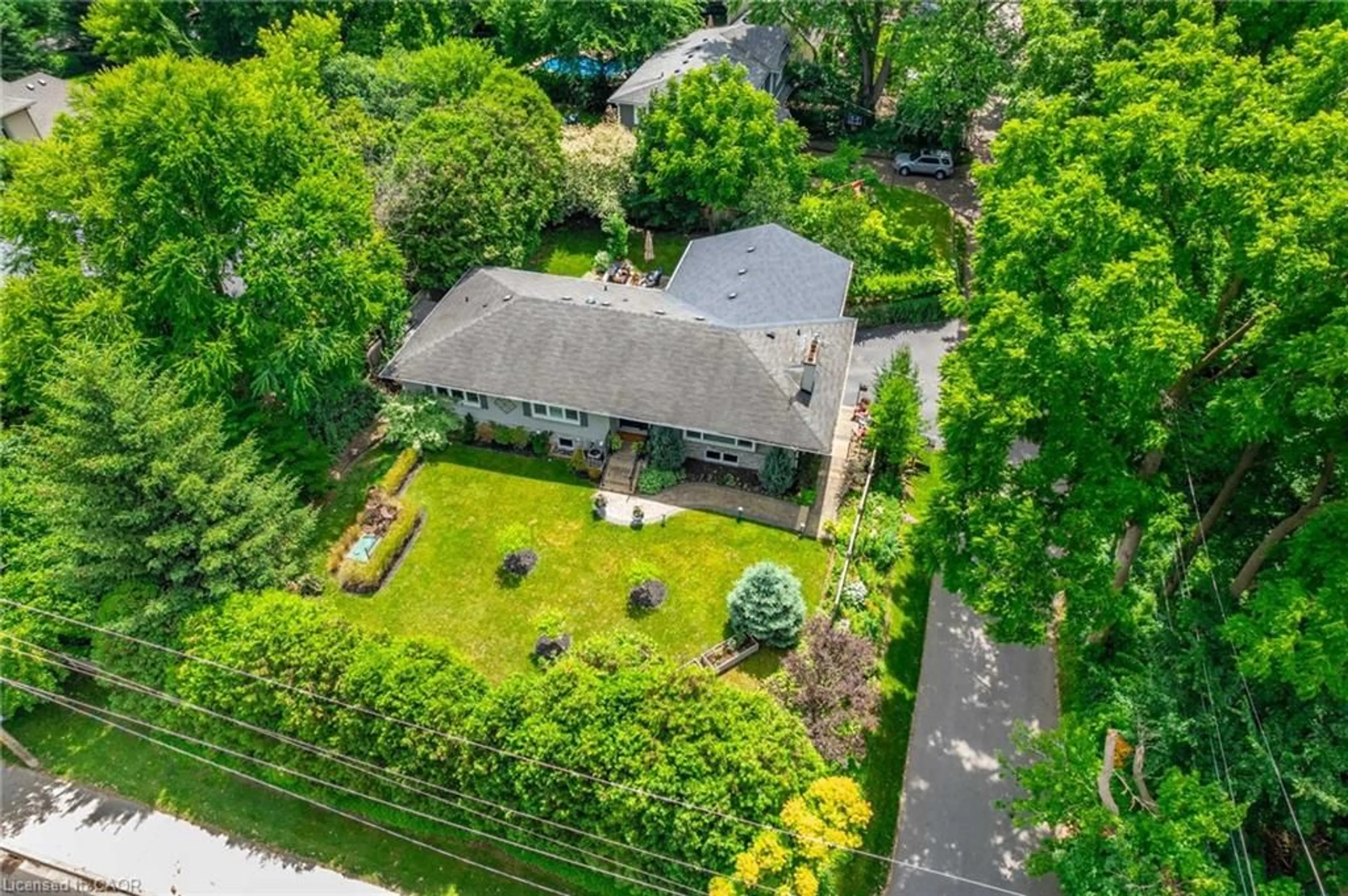 A pic from outside/outdoor area/front of a property/back of a property/a pic from drone, street for 4306 Lakeshore Rd, Burlington Ontario L7L 1A8
