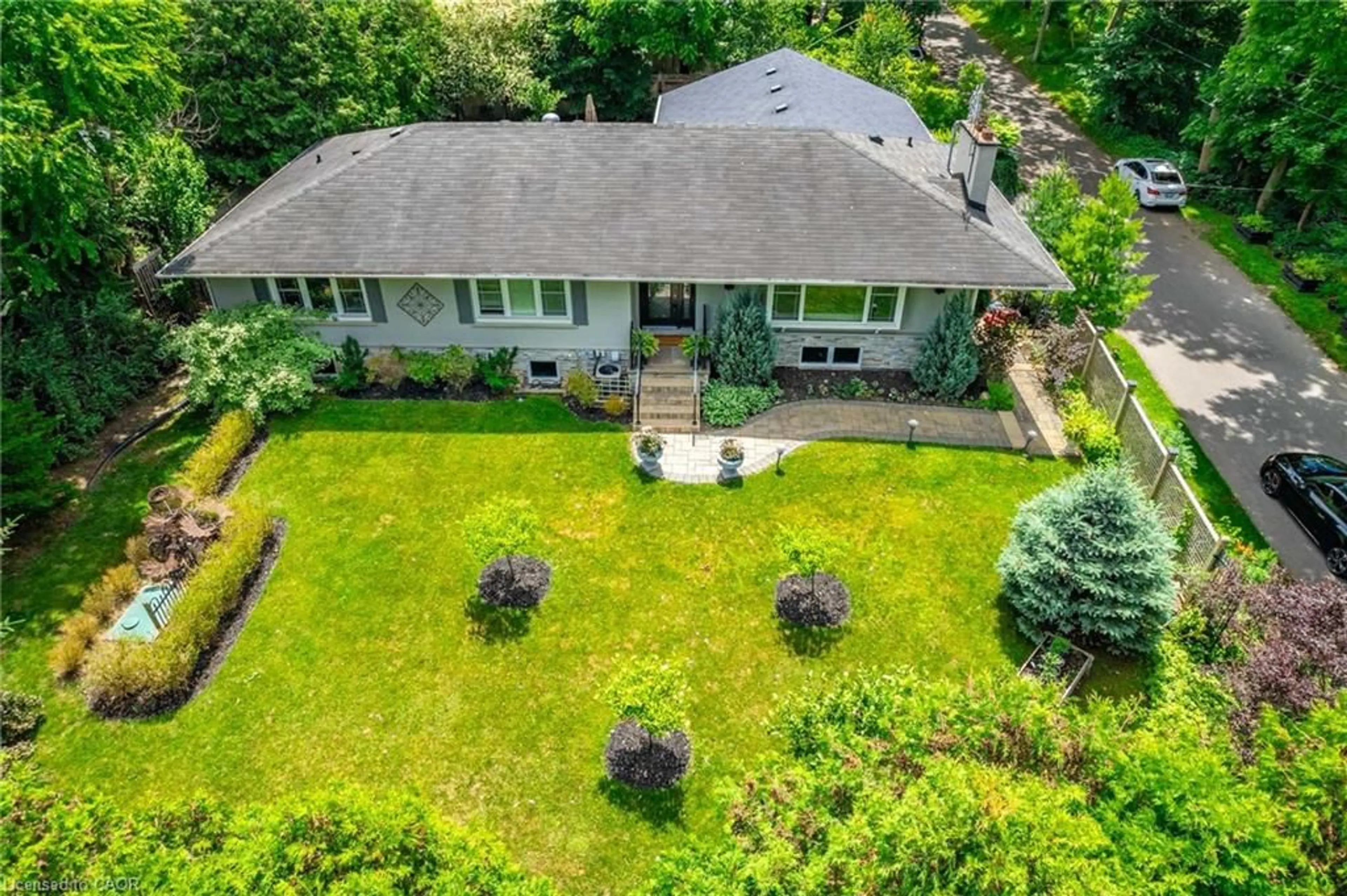 A pic from outside/outdoor area/front of a property/back of a property/a pic from drone, unknown for 4306 Lakeshore Rd, Burlington Ontario L7L 1A8