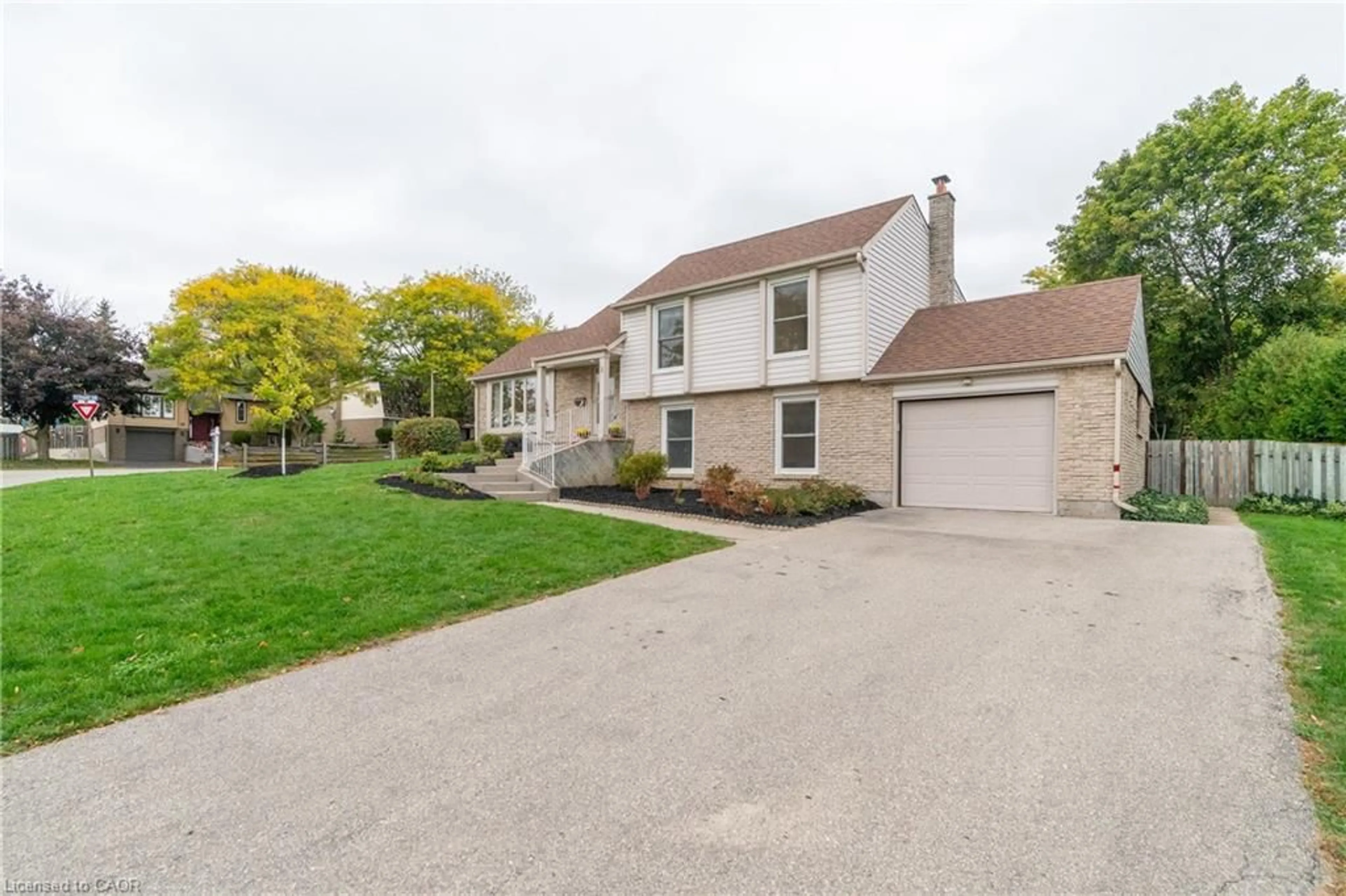 A pic from outside/outdoor area/front of a property/back of a property/a pic from drone, street for 2 Lisa Lane, Guelph Ontario N1H 7H7