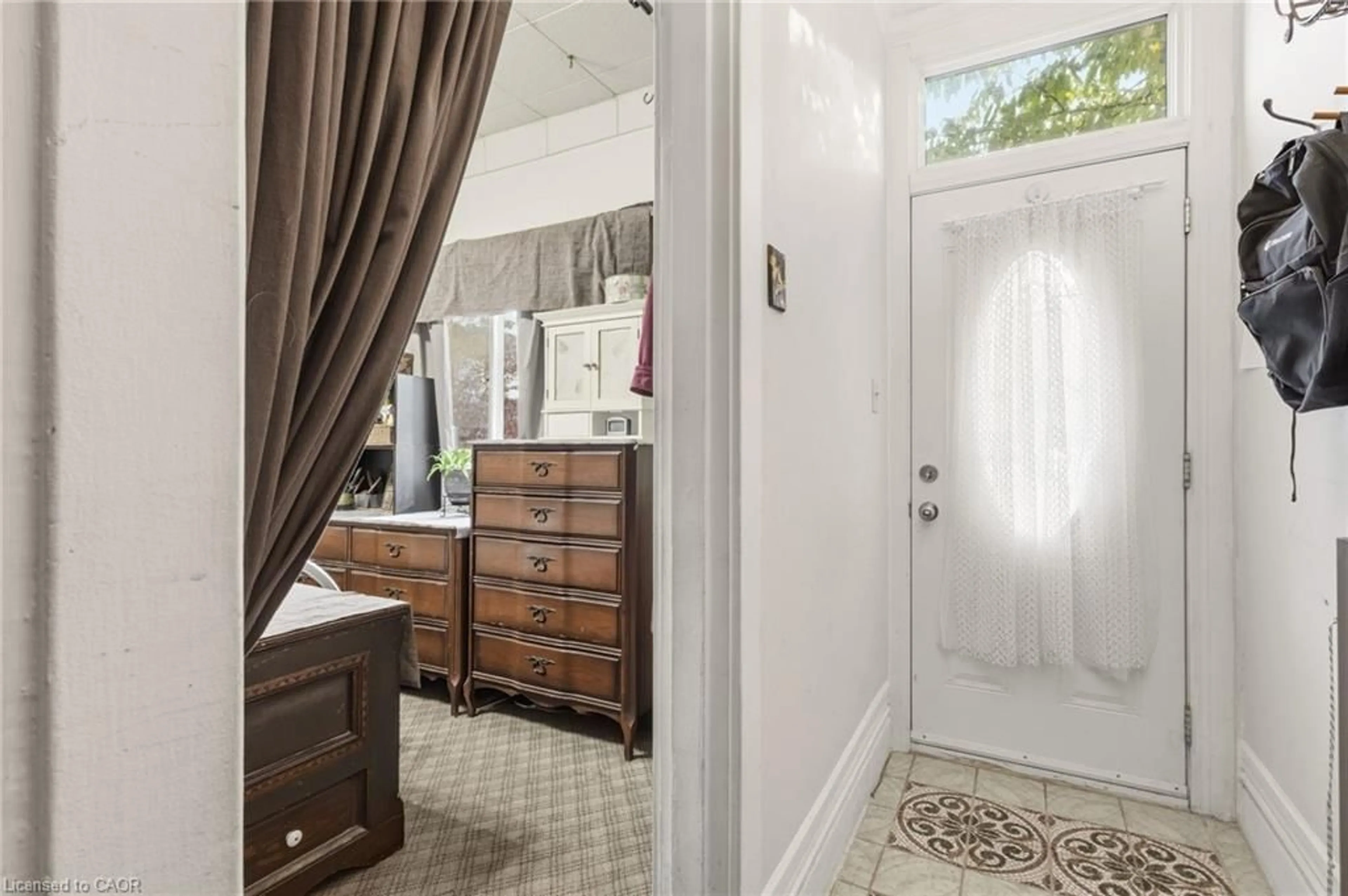 Indoor entryway for 30 Chatham St, Hamilton Ontario L8P 2B4