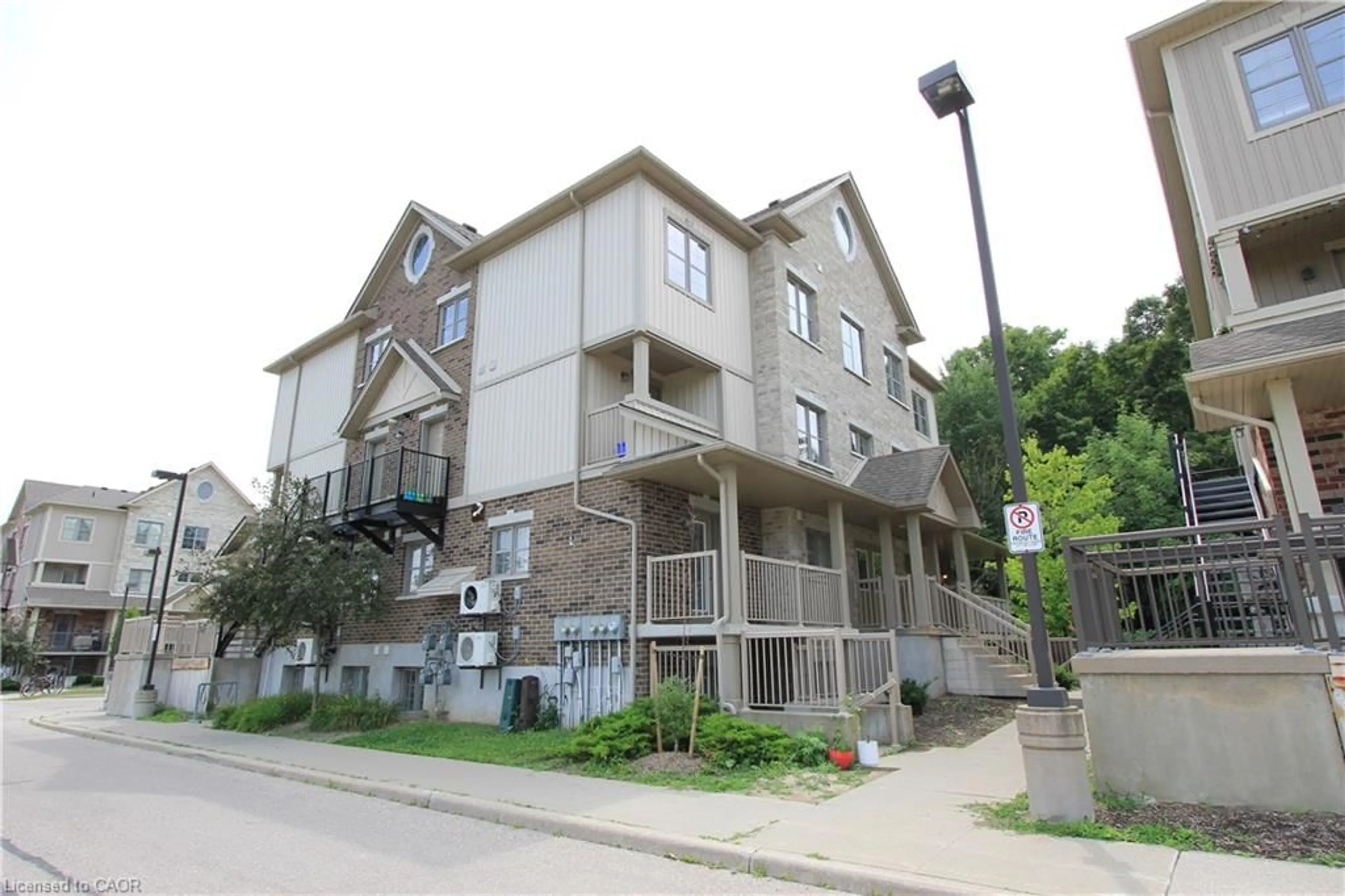 Patio, building for 255 Maitland St #3E, Kitchener Ontario N2R 1Z2