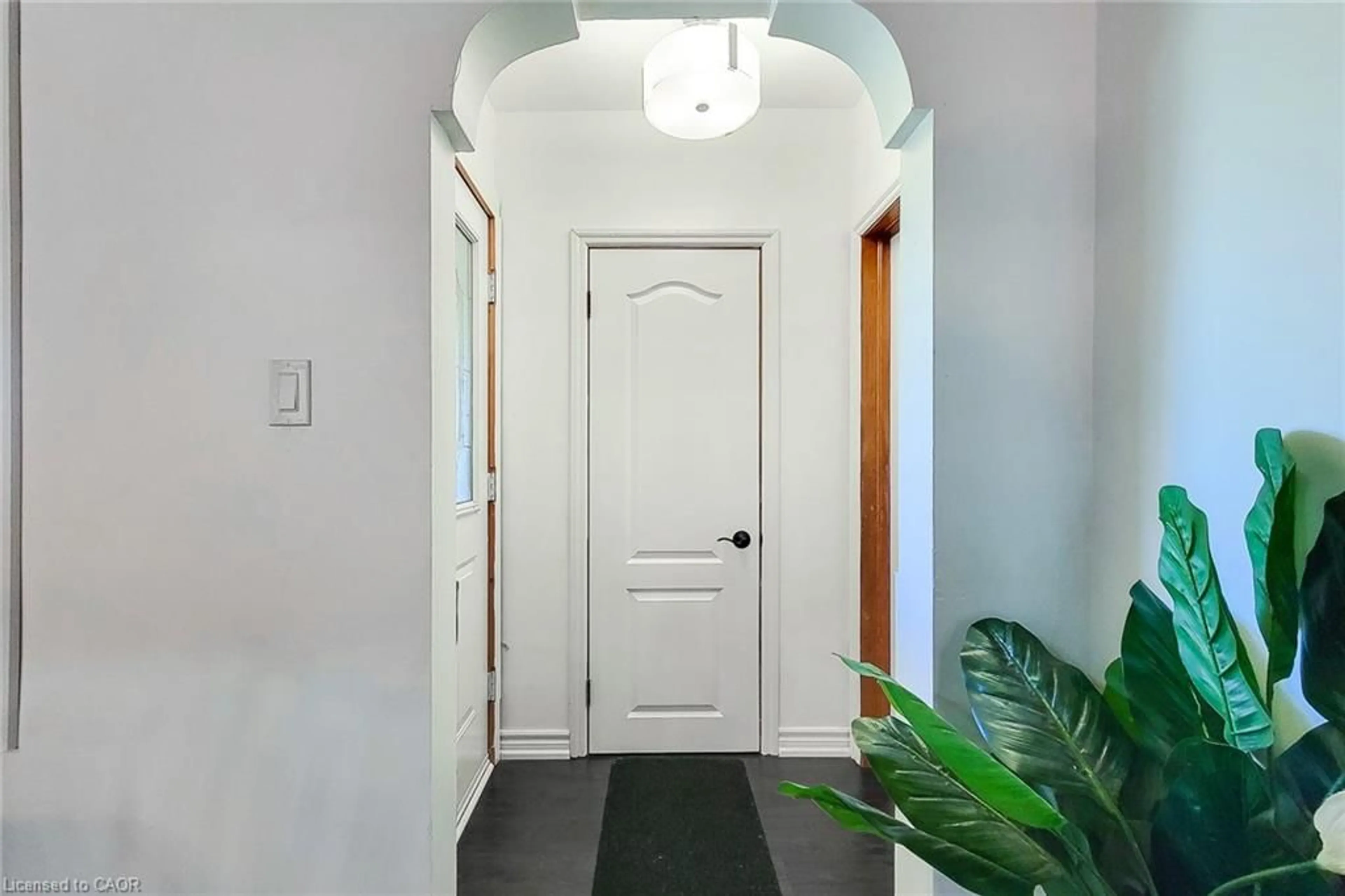 Indoor entryway for 1423 Merrittville Highway, Welland Ontario L3B 5N5