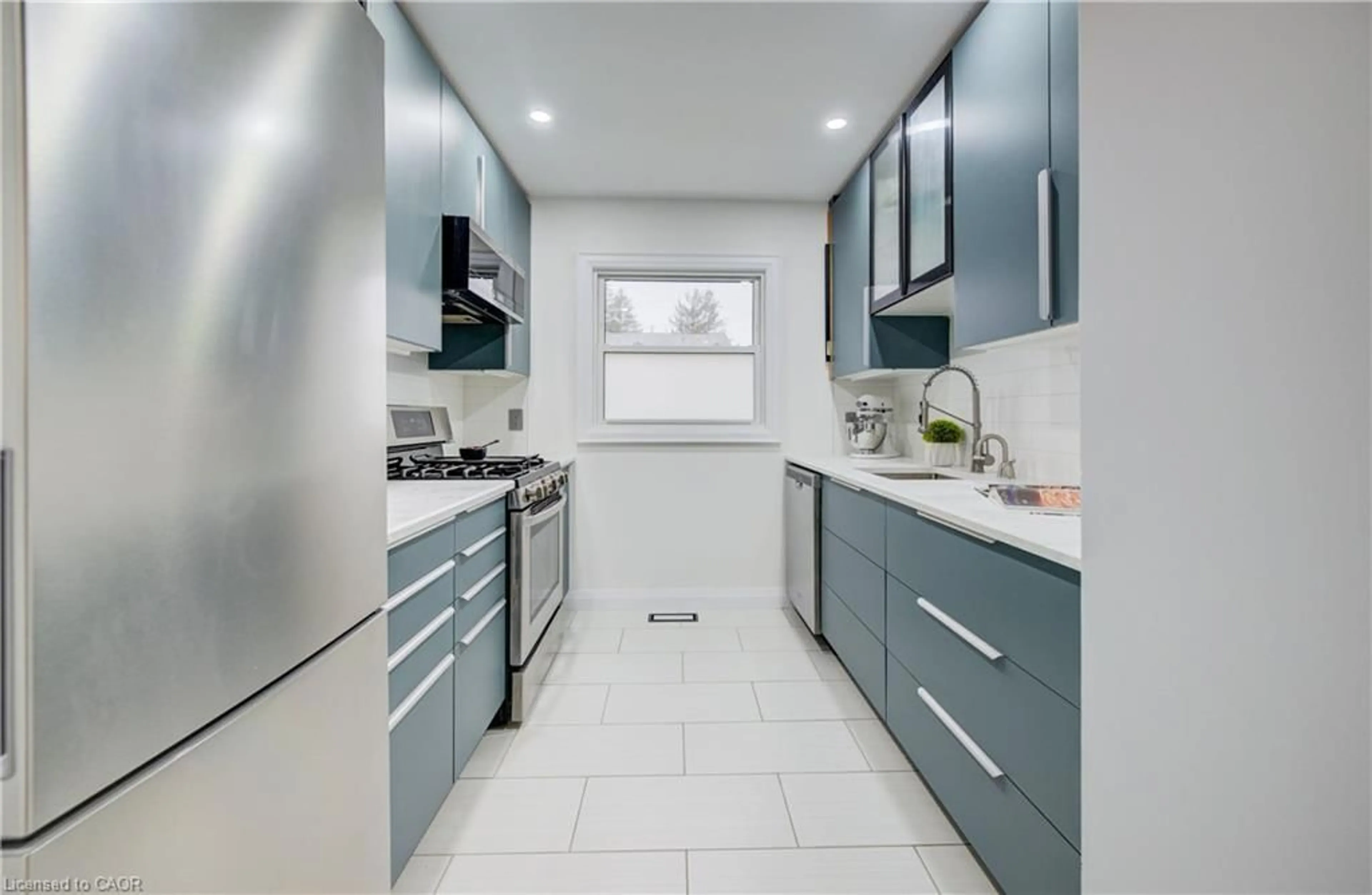 Standard kitchen, ceramic/tile floor for 513 Weber St #E, Waterloo Ontario N2L 4G1