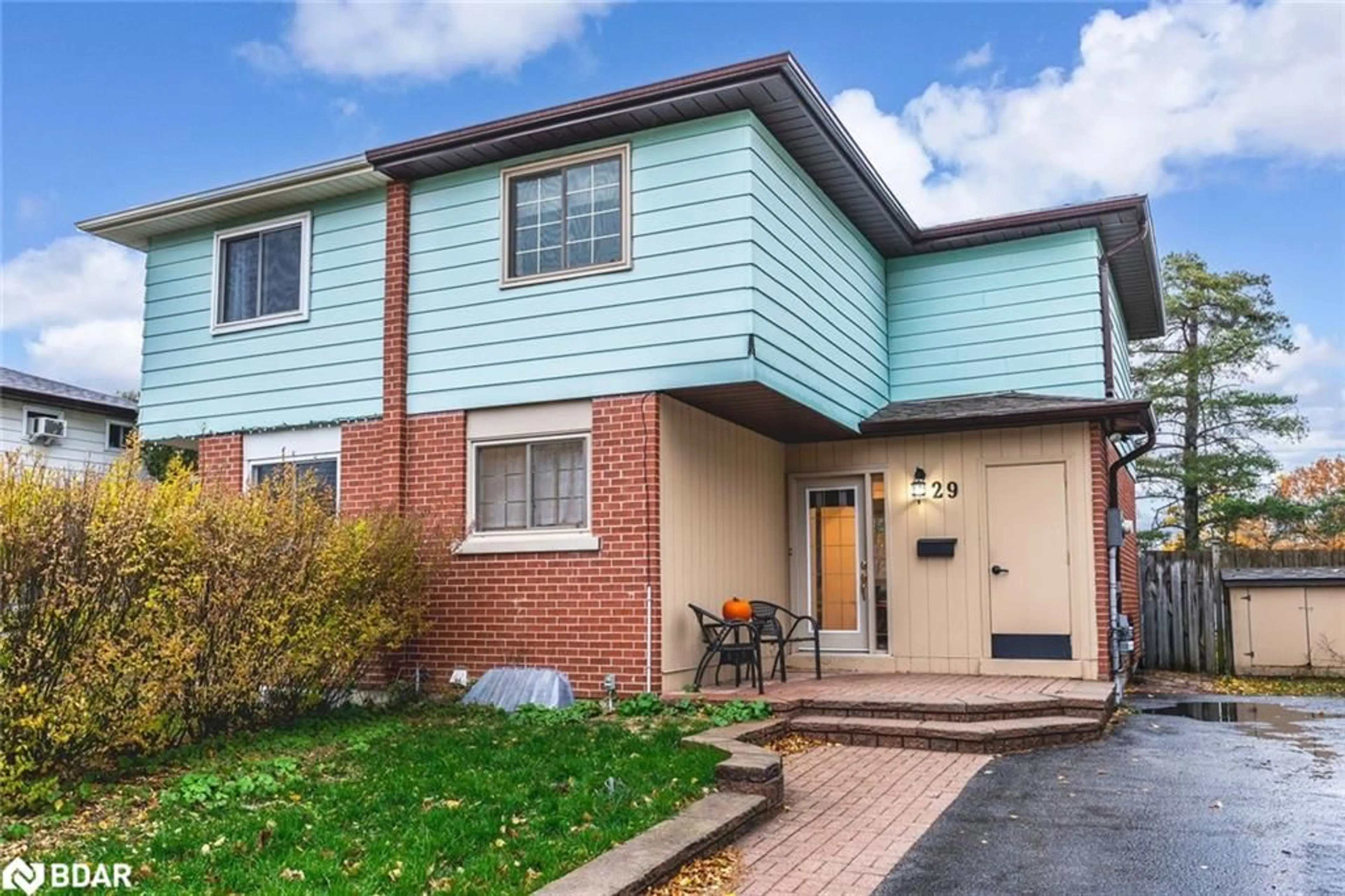 Home with brick exterior material, street for 29 Chaucer Cres, Barrie Ontario L4N 4T8