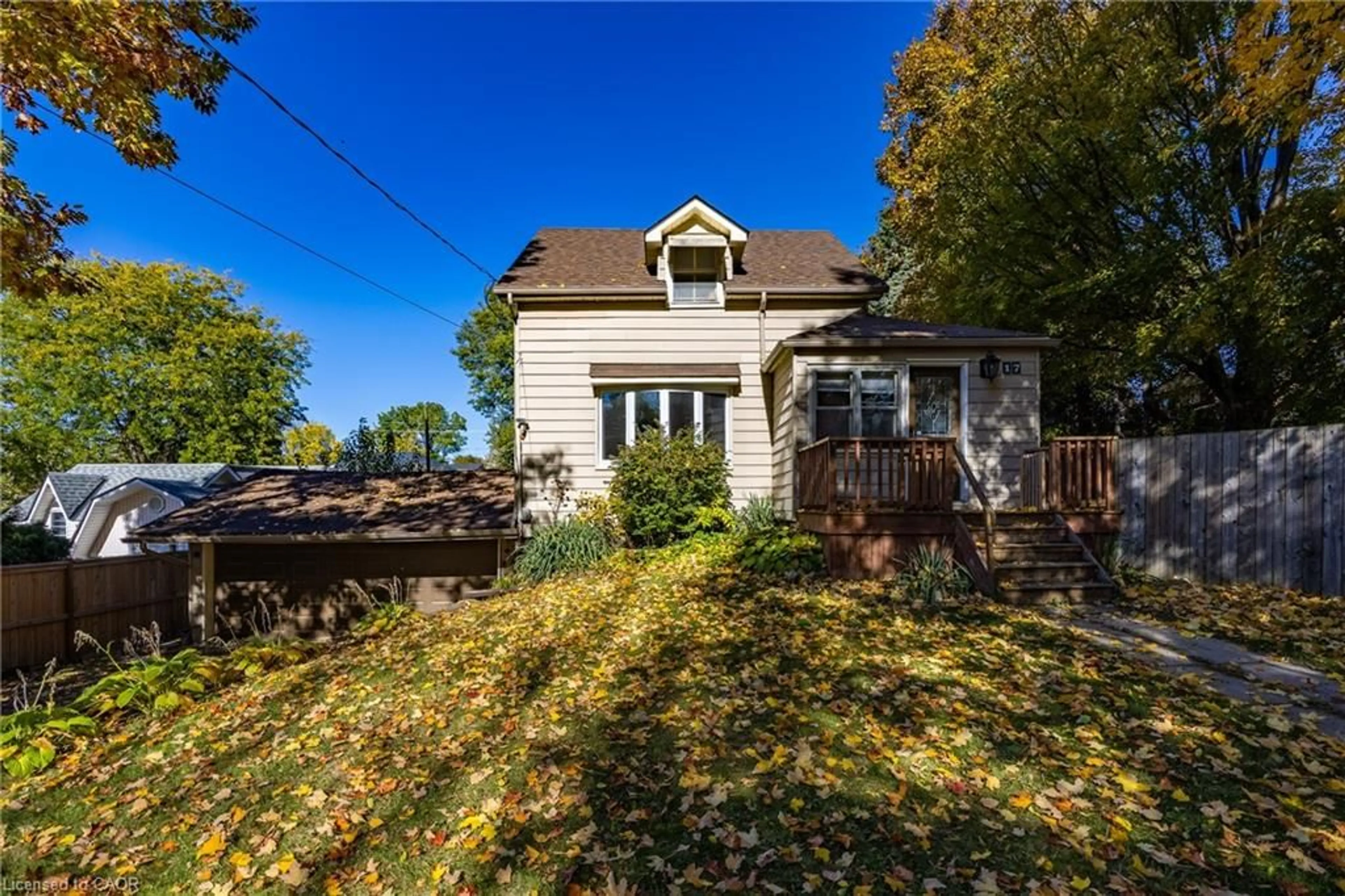 A pic from outside/outdoor area/front of a property/back of a property/a pic from drone, street for 17 Mechanic St, Waterford Ontario N0E 1Y0