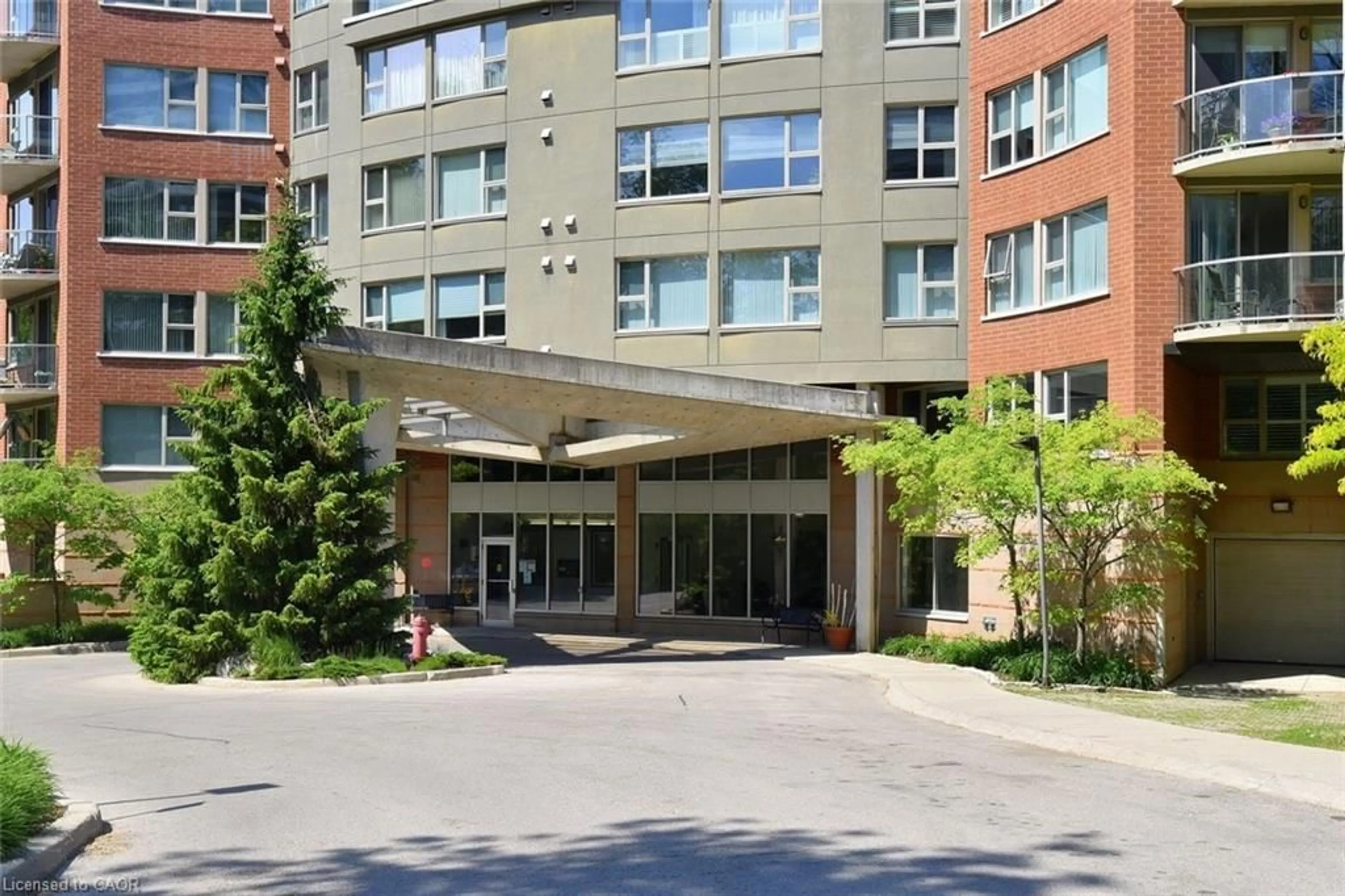 Indoor foyer for 77 Governor's Rd #505, Dundas Ontario L9H 7N8