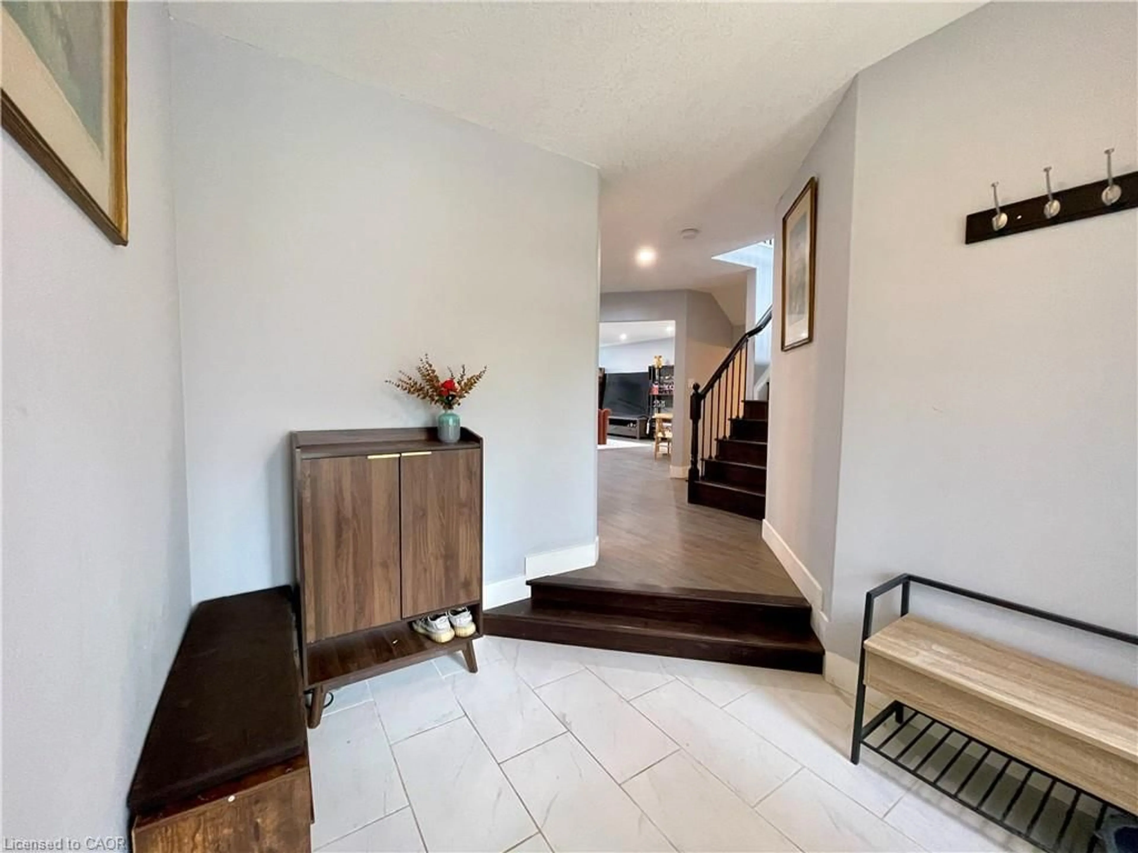 Indoor foyer for 598 Chesapeake Dr, Waterloo Ontario N2K 4G6