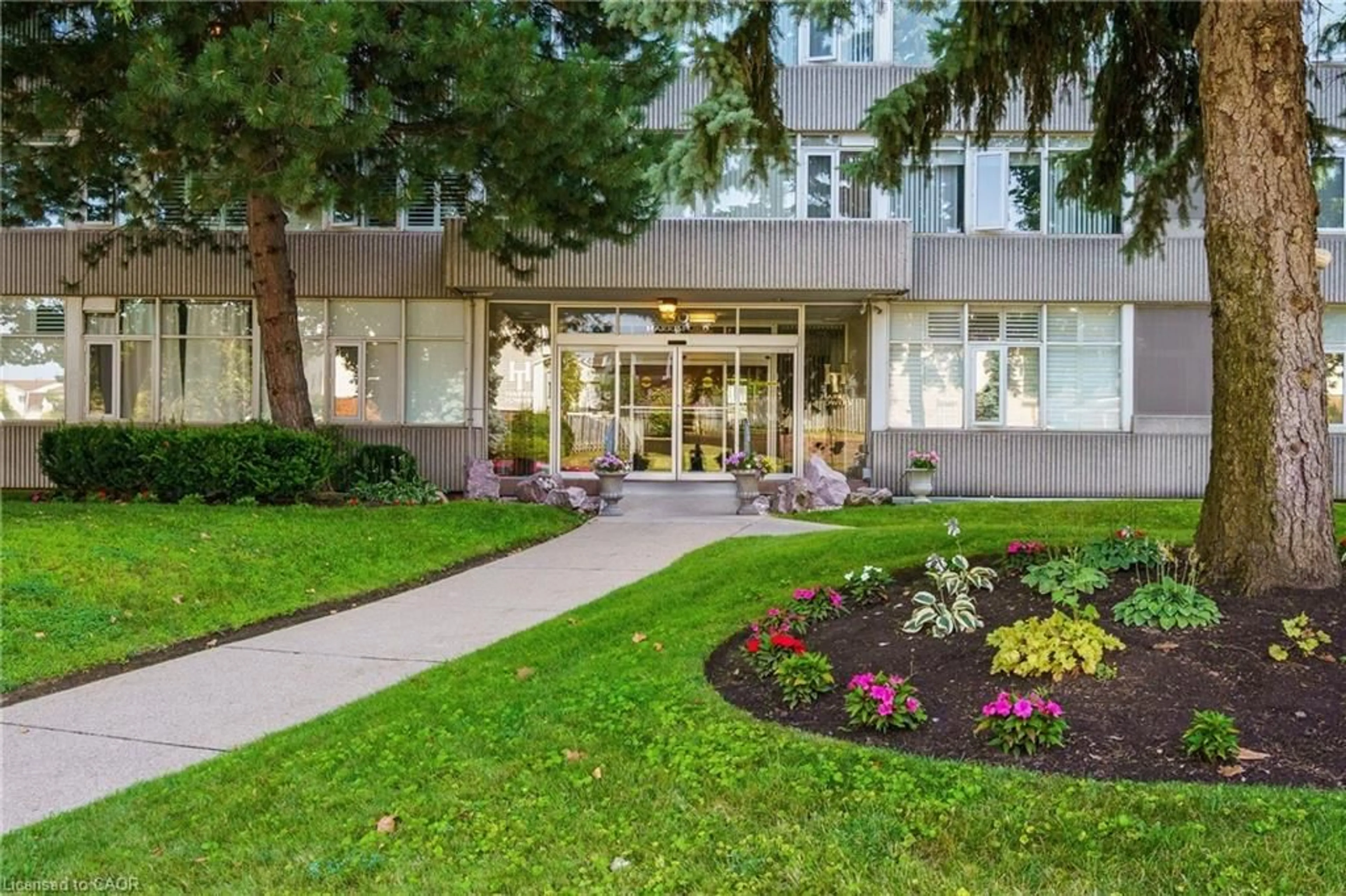 Indoor foyer for 30 Harrisford St #908, Hamilton Ontario L8K 6N1