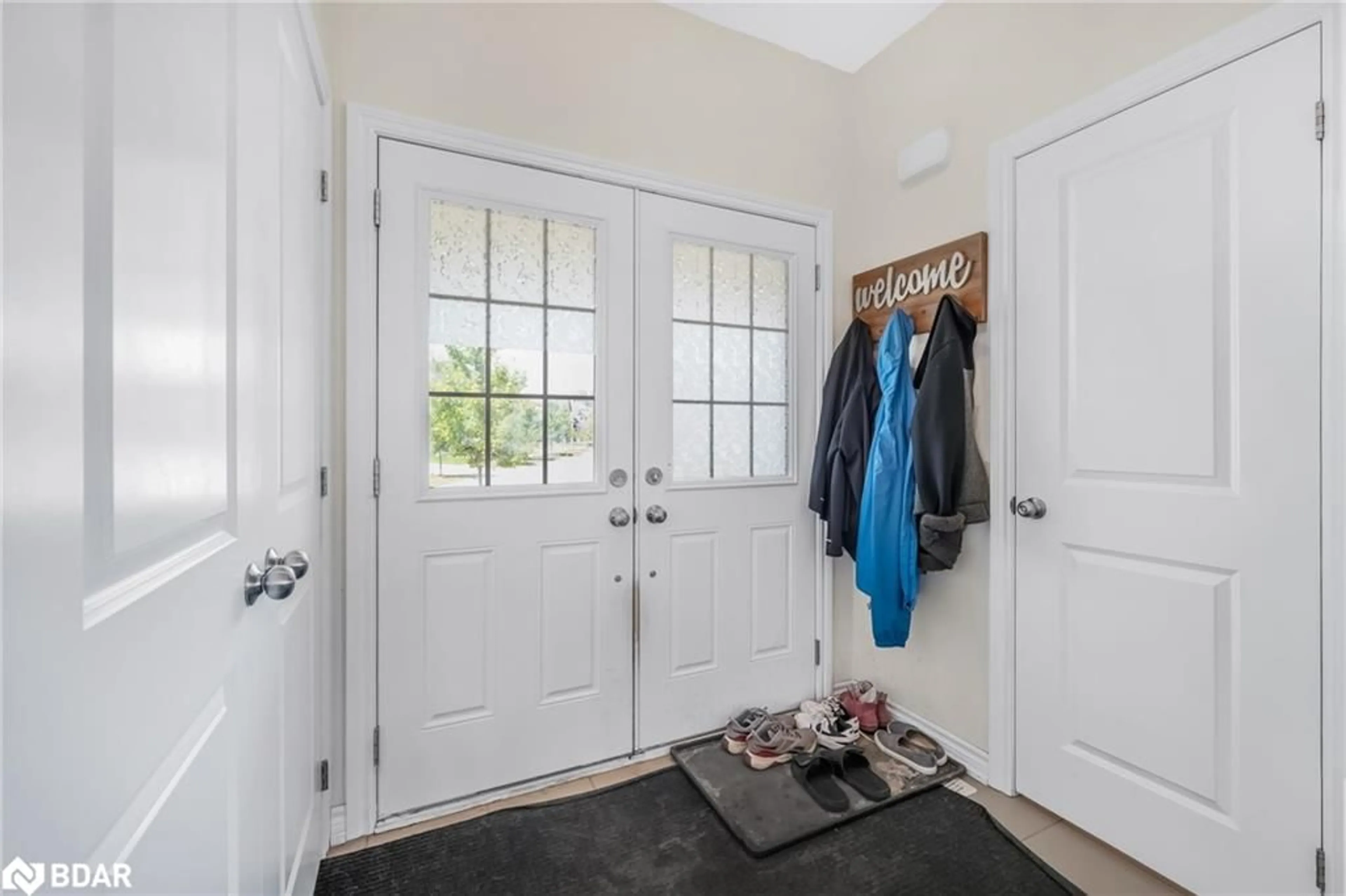 Indoor entryway for 206 Isabella Drive, Orillia Ontario L3V 8K7